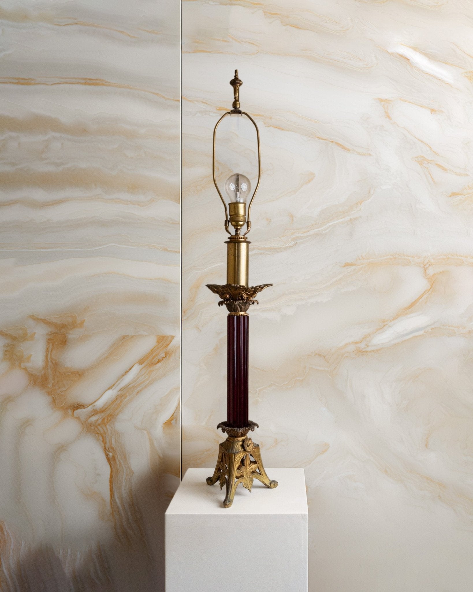 Vintage brass table lamp, classic Empire design lamp from 1910 in Hollywood Regency style, made in USA - Bottega Jacobs