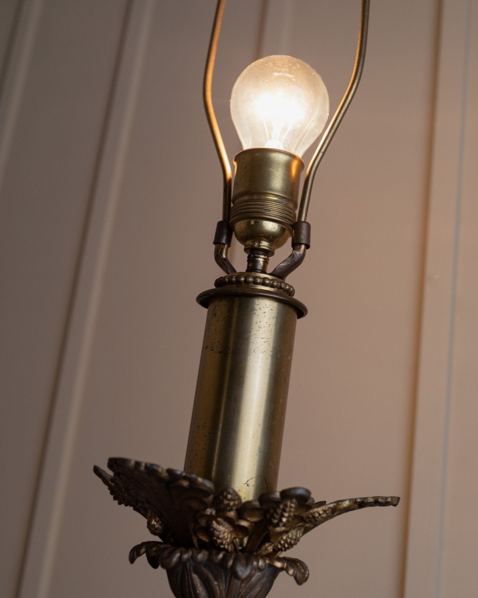 Vintage brass table lamp, classic Empire design lamp from 1910 in Hollywood Regency style, made in USA - Bottega Jacobs