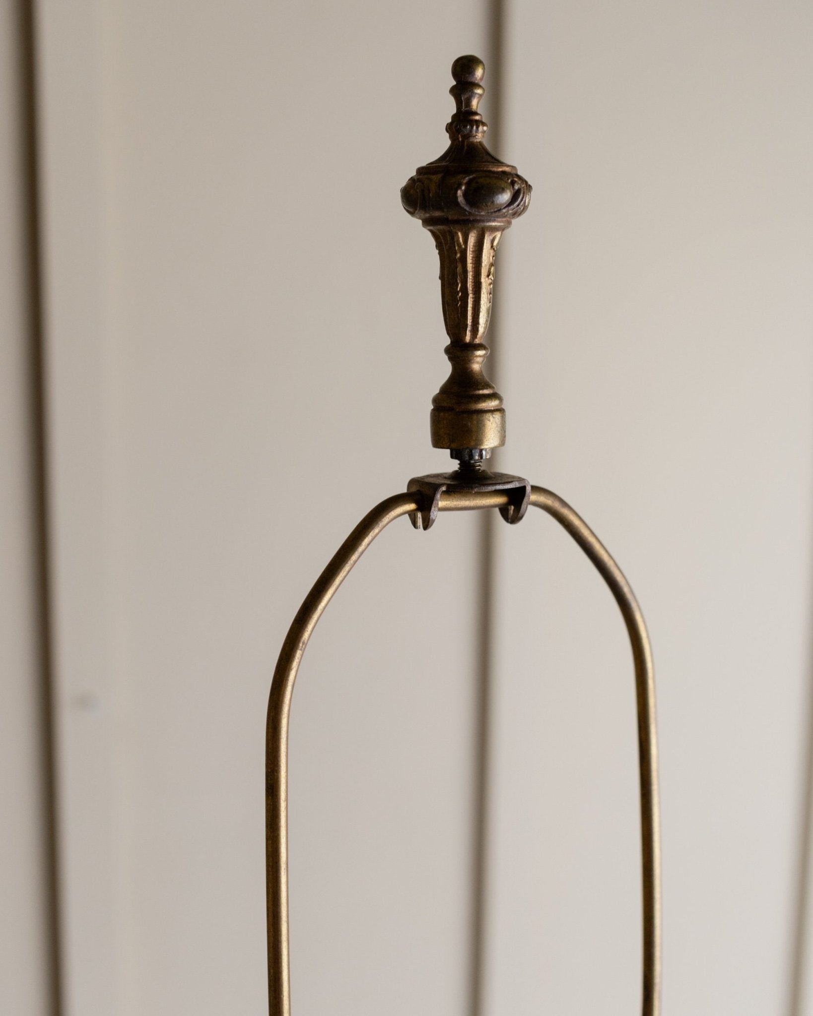 Vintage brass table lamp, classic Empire design lamp from 1910 in Hollywood Regency style, made in USA - Bottega Jacobs
