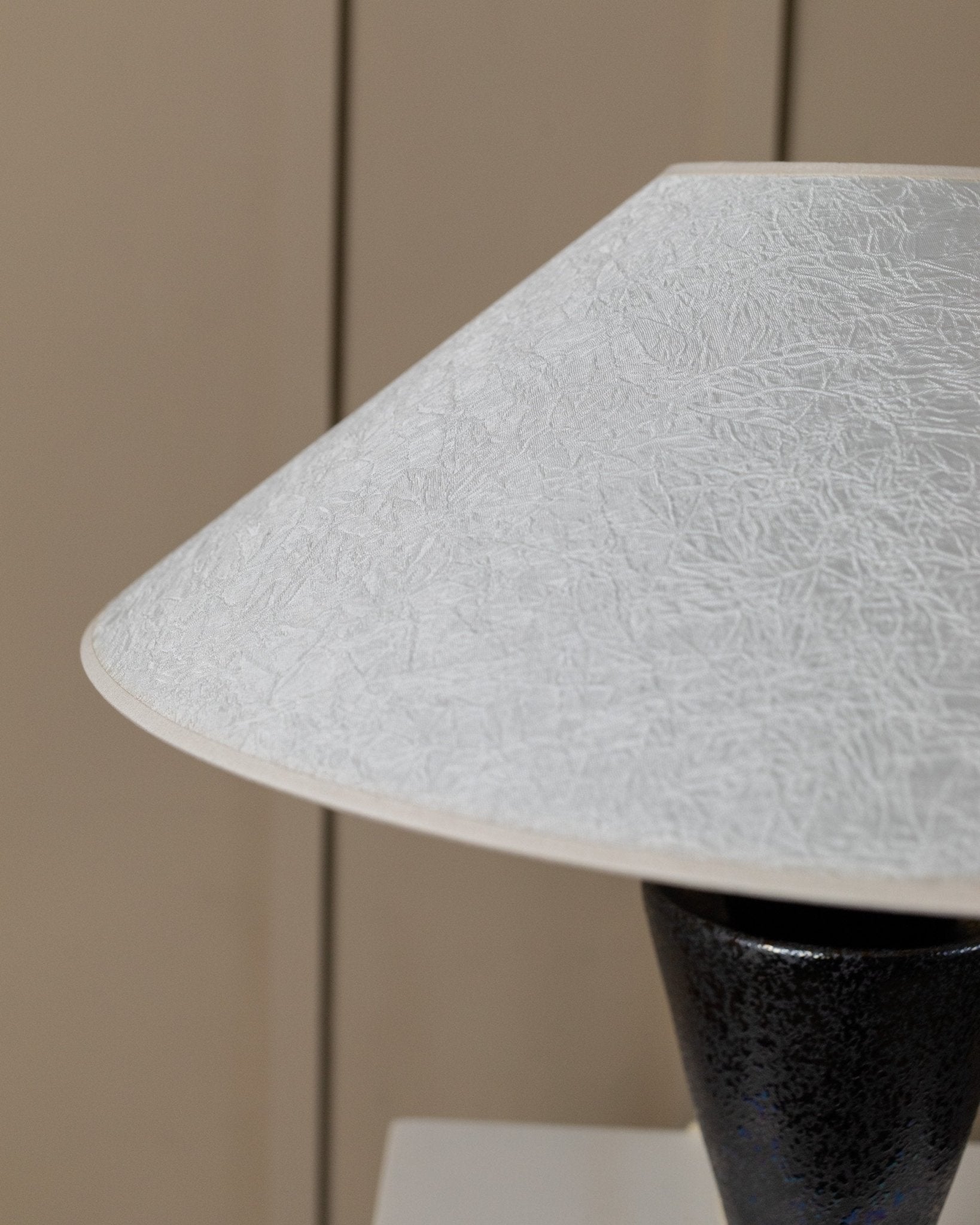 Vintage ceramic table lamp with silk shade - Italy 70s, handmade, Hollywood Regency style - retro bedside lamp, gift idea - Bottega Jacobs