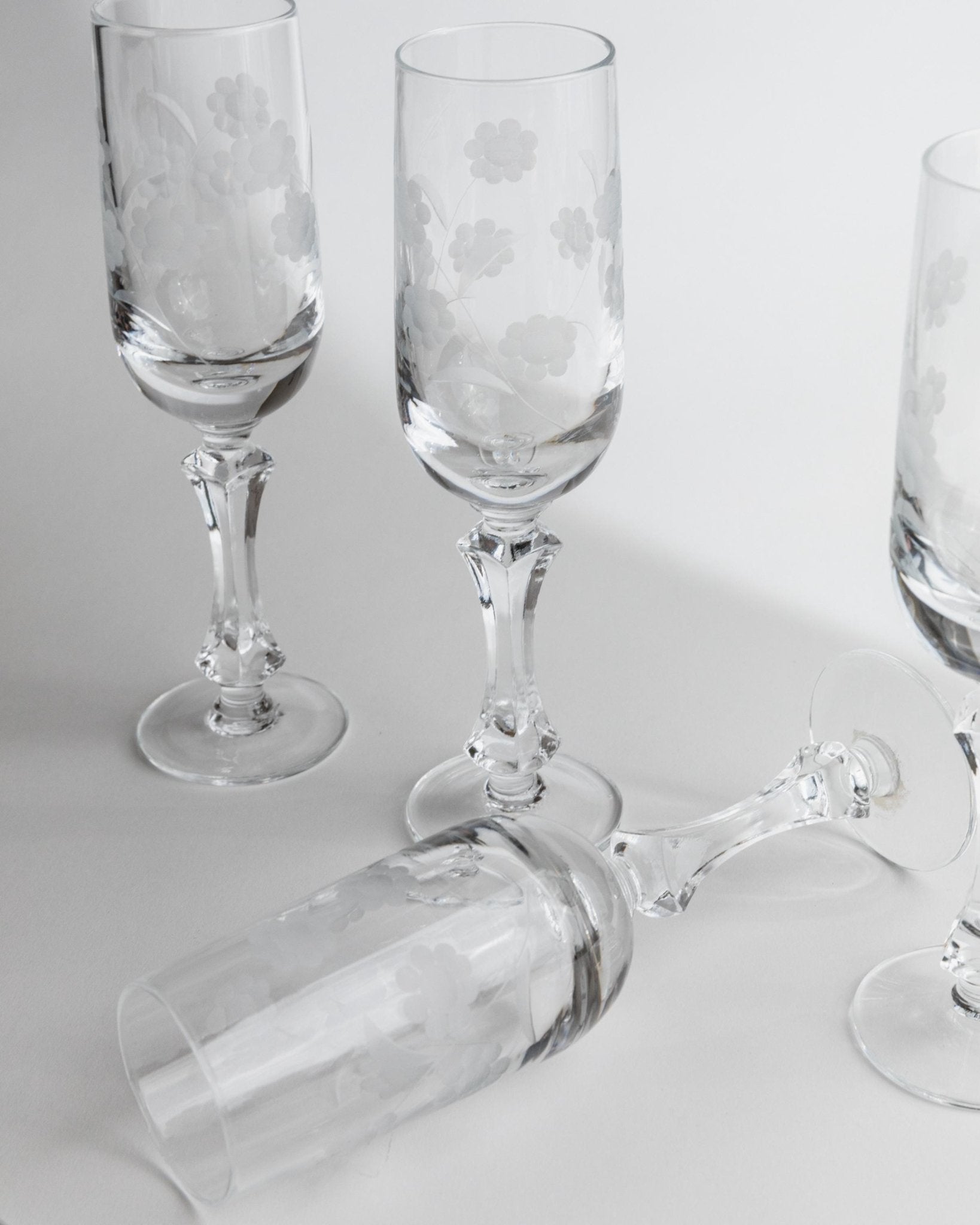 Vintage Champagne Glasses Set of 5 - Elegant Etched Floral Pattern Design Italy 1960s - Gift Idea Unique, Retro Barware Table Decoration_Bottega Jacobs