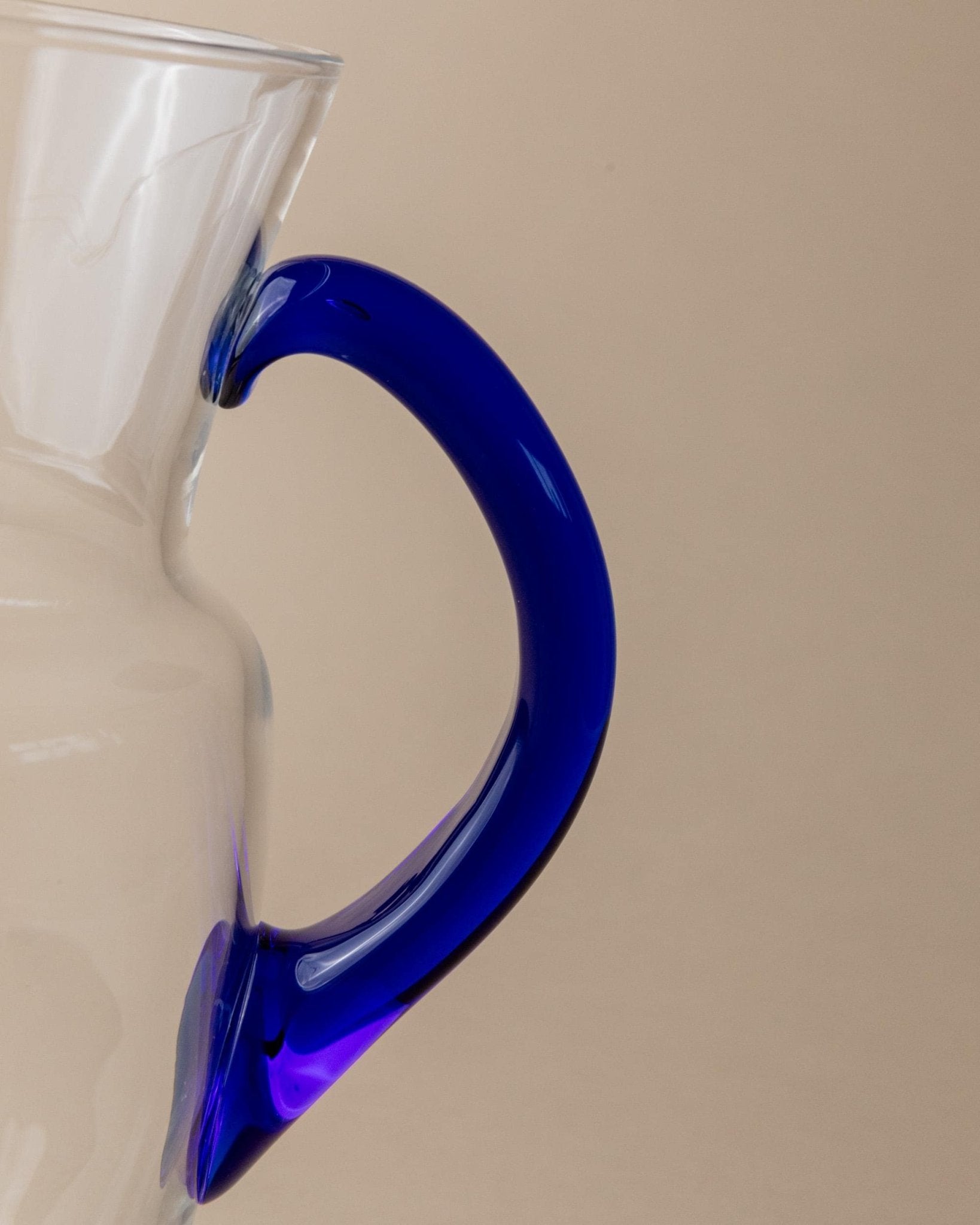 Vintage Glass jug - clear glass and blue handle - Mid Century Design Italy 1970s - Stylish table decoration, gift idea retro_Bottega Jacobs