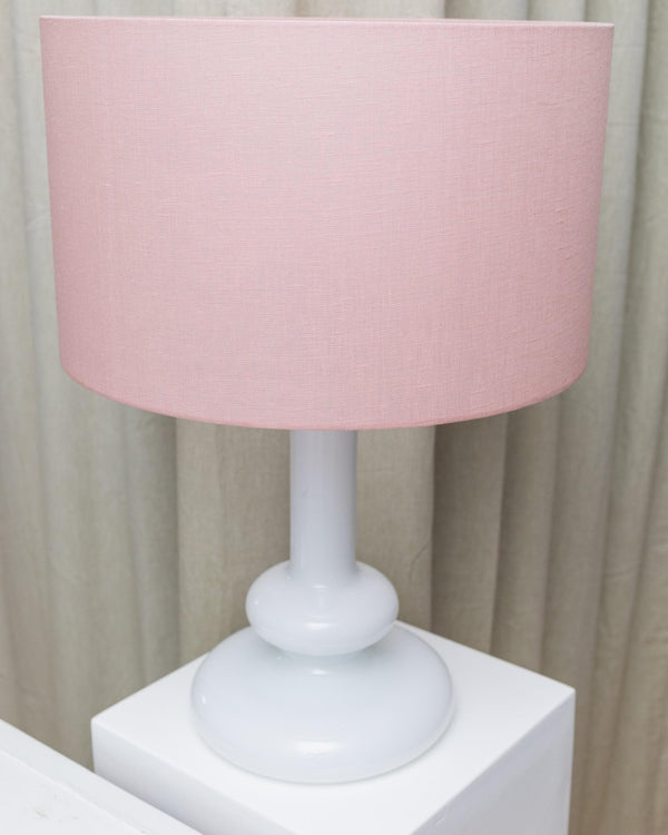 Vintage Holmegaard Plaza table lamp by Hsin - Lung Lin for Glasværk 1970s - White glass with pink fabric shade - Elegant retro lamp, gift idea_Bottega Jacobs