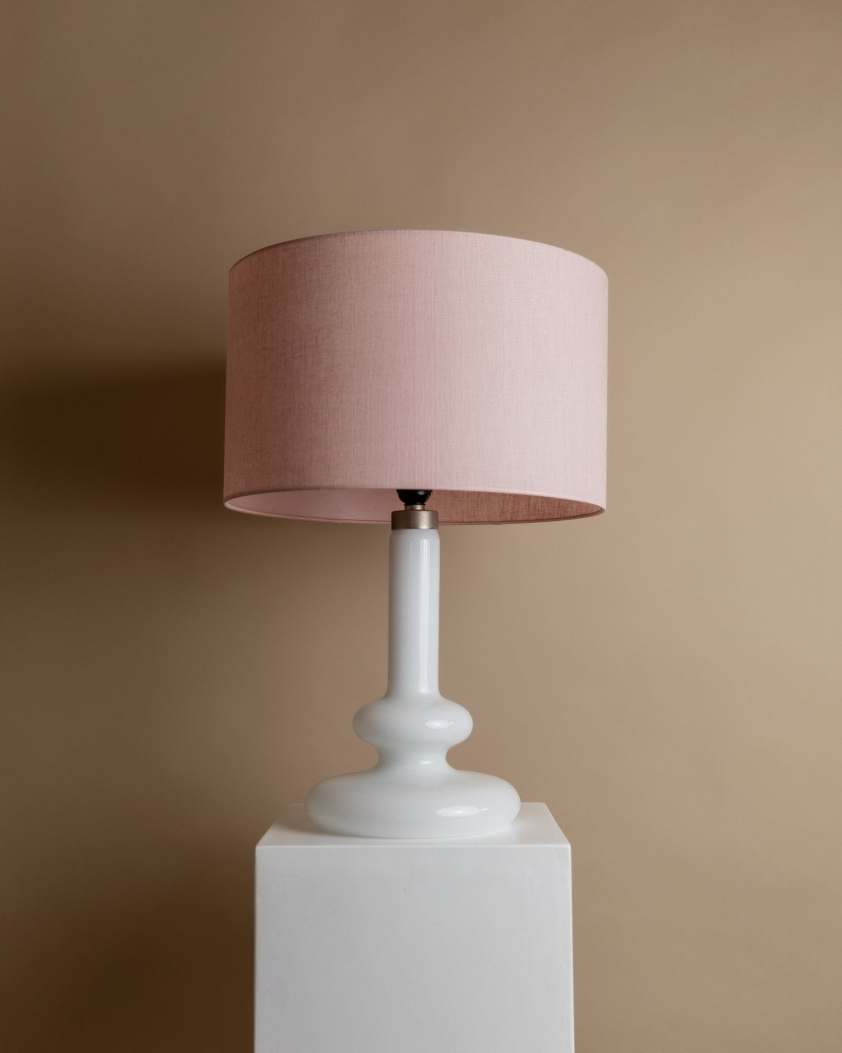 Vintage Holmegaard Plaza table lamp by Hsin - Lung Lin for Glasværk 1970s - White glass with pink fabric shade - Elegant retro lamp, gift idea_Bottega Jacobs