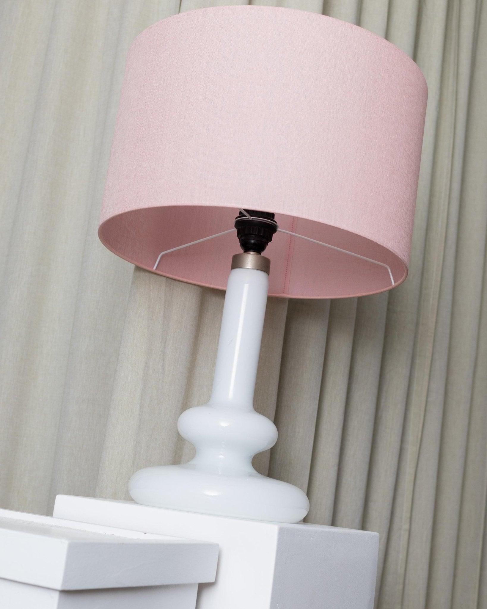 Vintage Holmegaard Plaza table lamp by Hsin - Lung Lin for Glasværk 1970s - White glass with pink fabric shade - Elegant retro lamp, gift idea_Bottega Jacobs