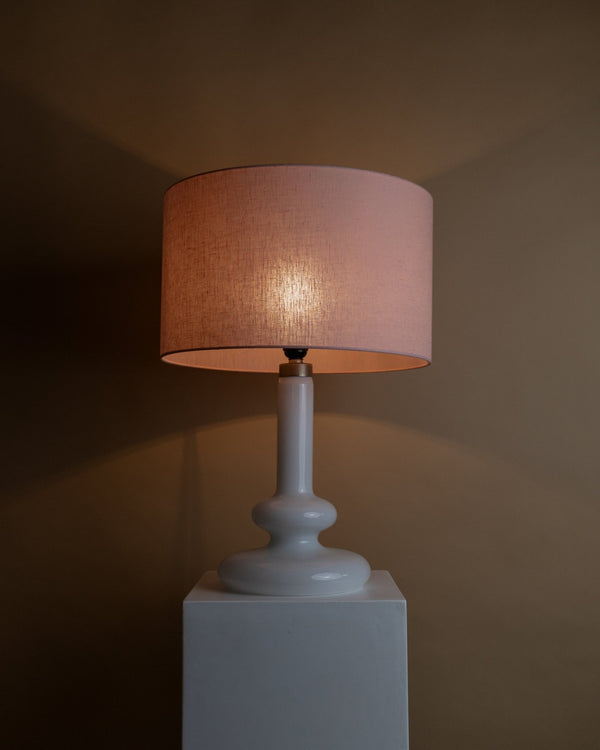 Vintage Holmegaard Plaza table lamp by Hsin - Lung Lin for Glasværk 1970s - White glass with pink fabric shade - Elegant retro lamp, gift idea_Bottega Jacobs