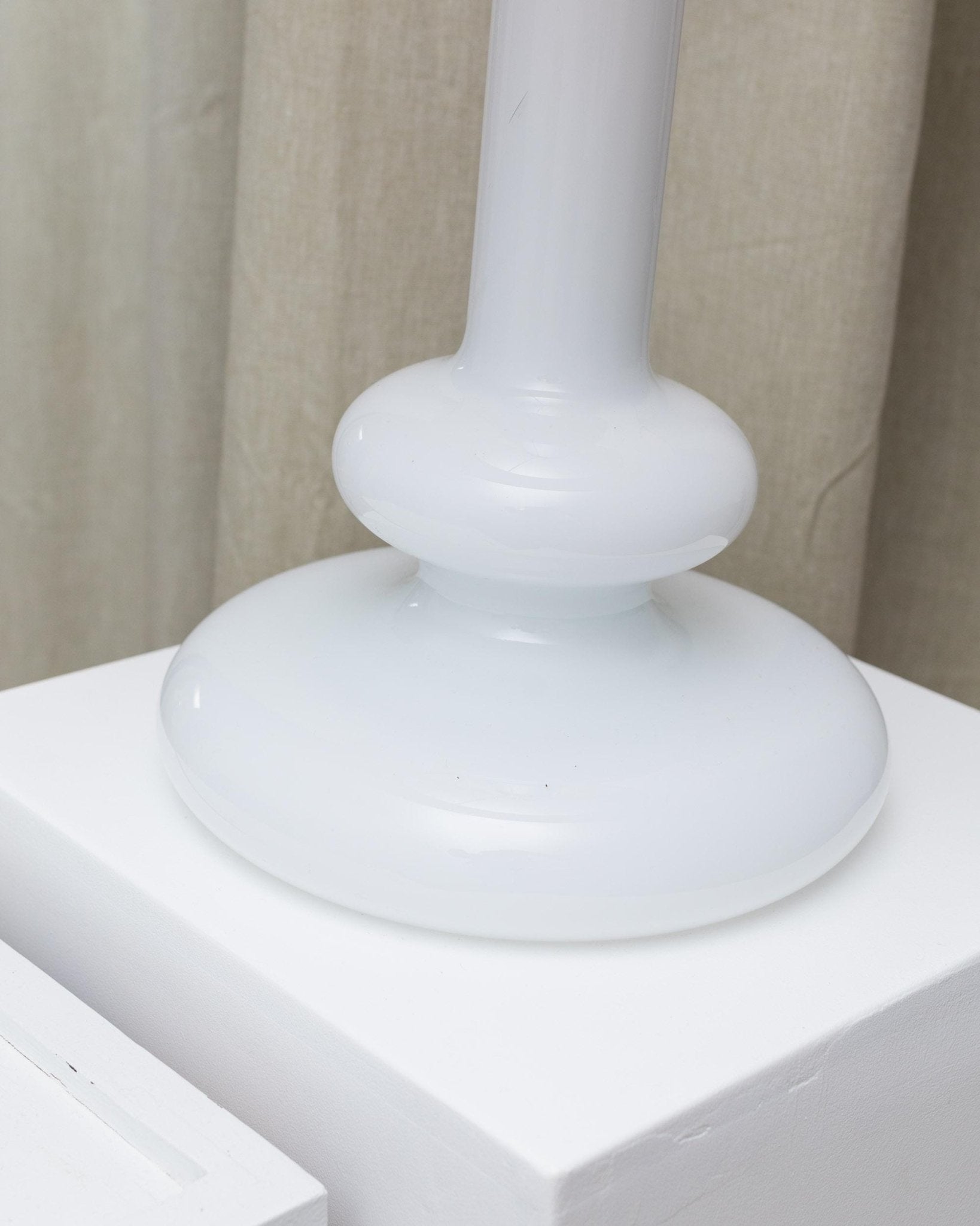 Vintage Holmegaard Plaza table lamp by Hsin - Lung Lin for Glasværk 1970s - White glass with pink fabric shade - Elegant retro lamp, gift idea_Bottega Jacobs