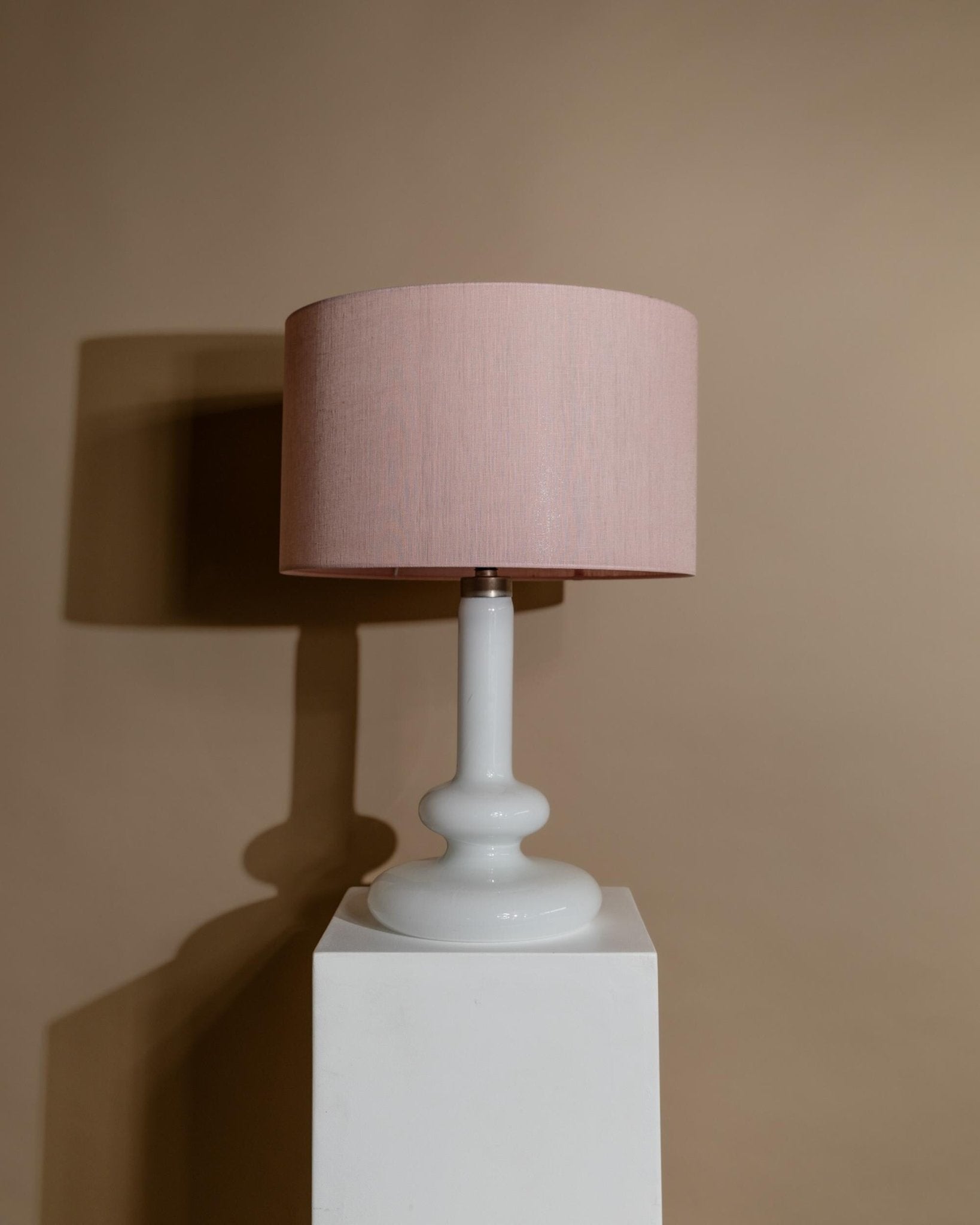 Vintage Holmegaard Plaza table lamp by Hsin - Lung Lin for Glasværk 1970s - White glass with pink fabric shade - Elegant retro lamp, gift idea_Bottega Jacobs