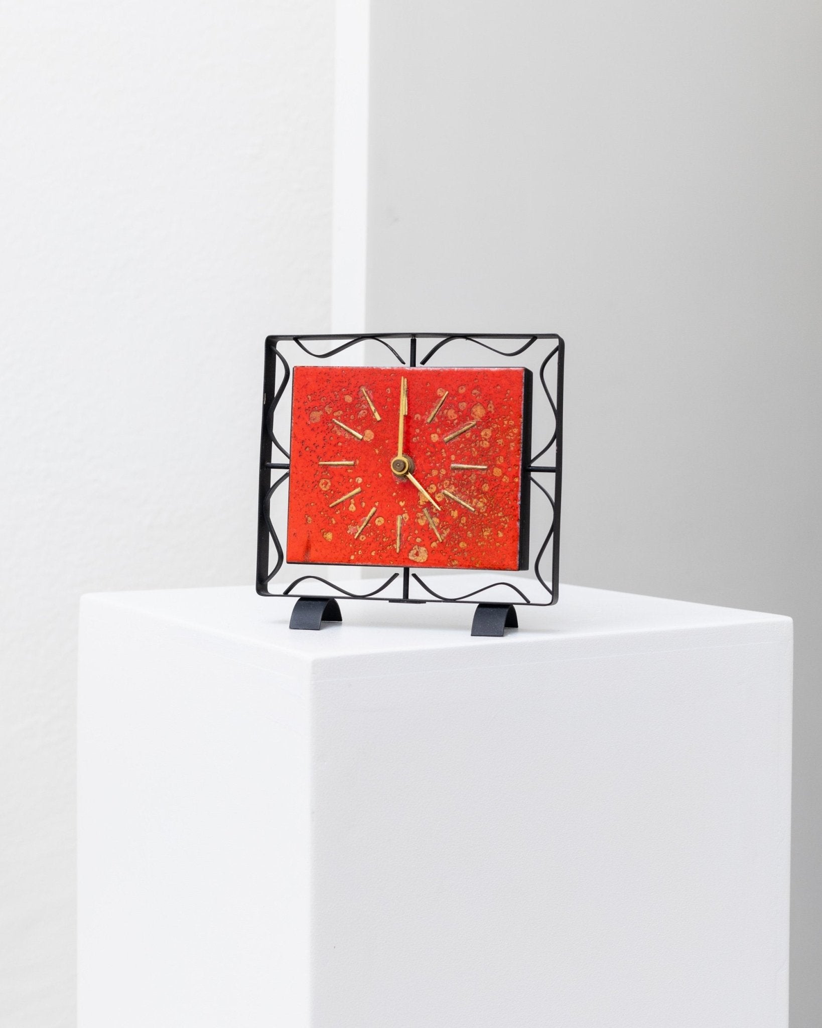 Vintage mantel clock - red enamelled metal - DDR VEB Elektrobau Greiz - MCM 1960s - Bottega Jacobs