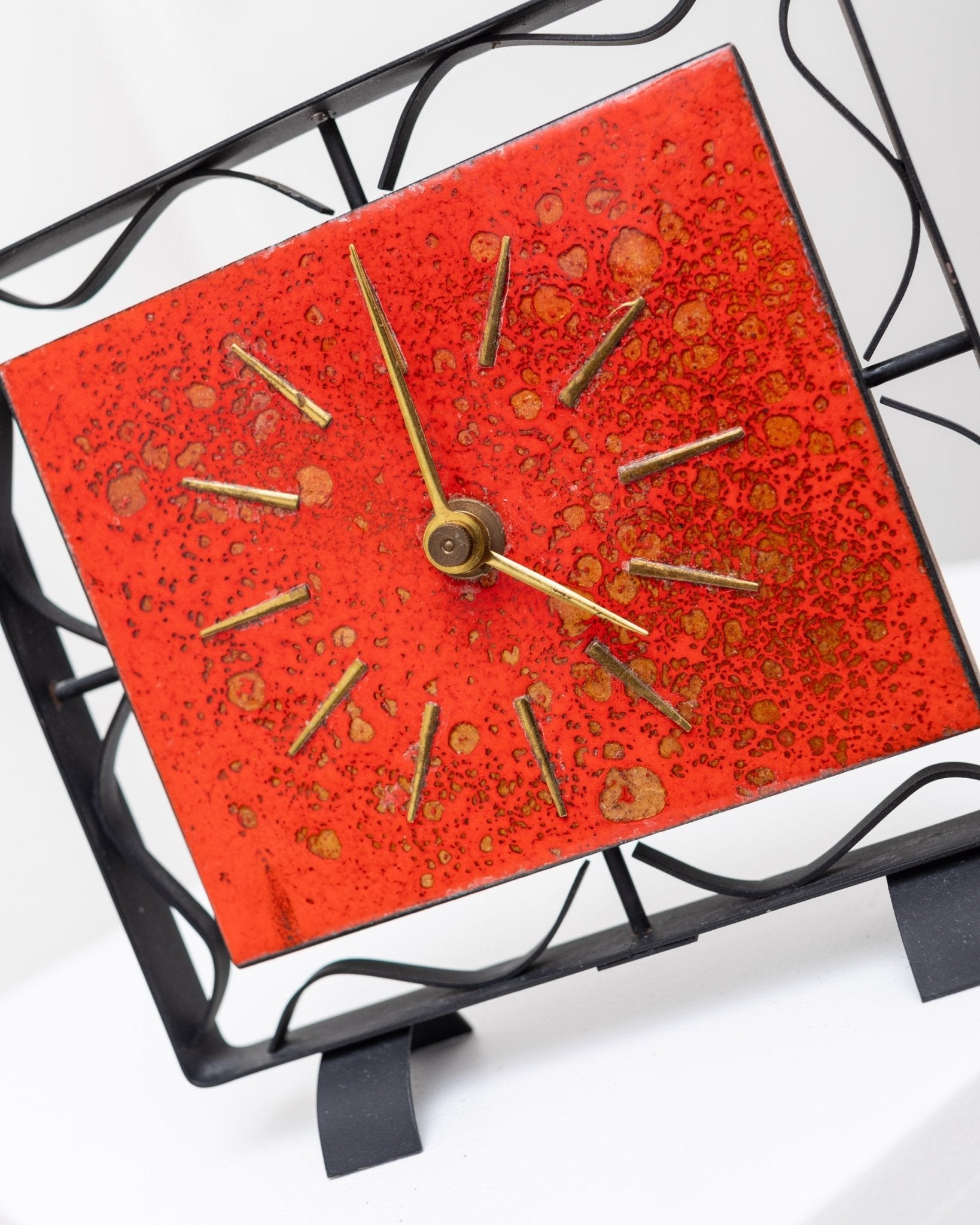 Vintage mantel clock - red enamelled metal - DDR VEB Elektrobau Greiz - MCM 1960s - Bottega Jacobs