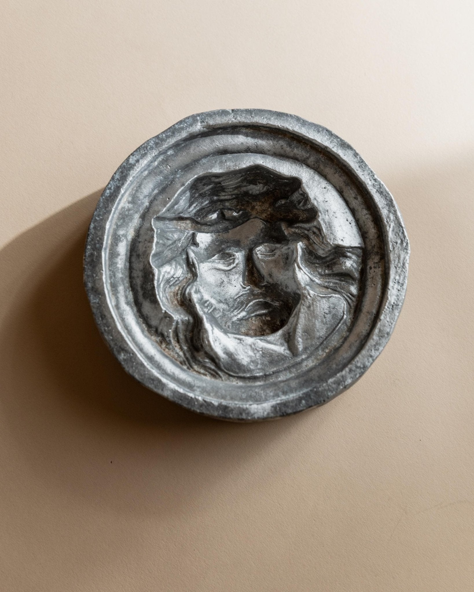 Vintage Metal Ashtray or Bowl Jesus Face Relief - Old Plaster Mold made in Italy 1950s - Unique Gift Idea, Elegant Table Decoration_Bottega Jacobs