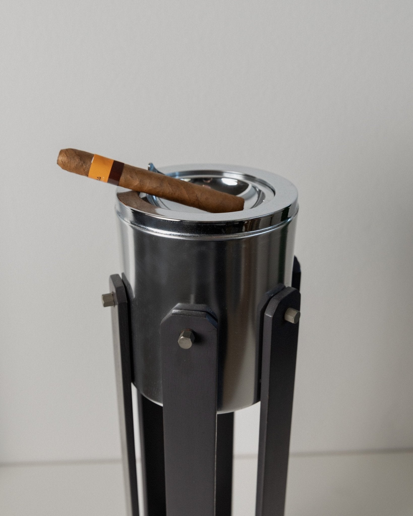 Vintage metal floor ashtray - Floor litter garbage can - Space Age Design Italy 1970s - Stylish retro decoration, gift idea - Bottega Jacobs