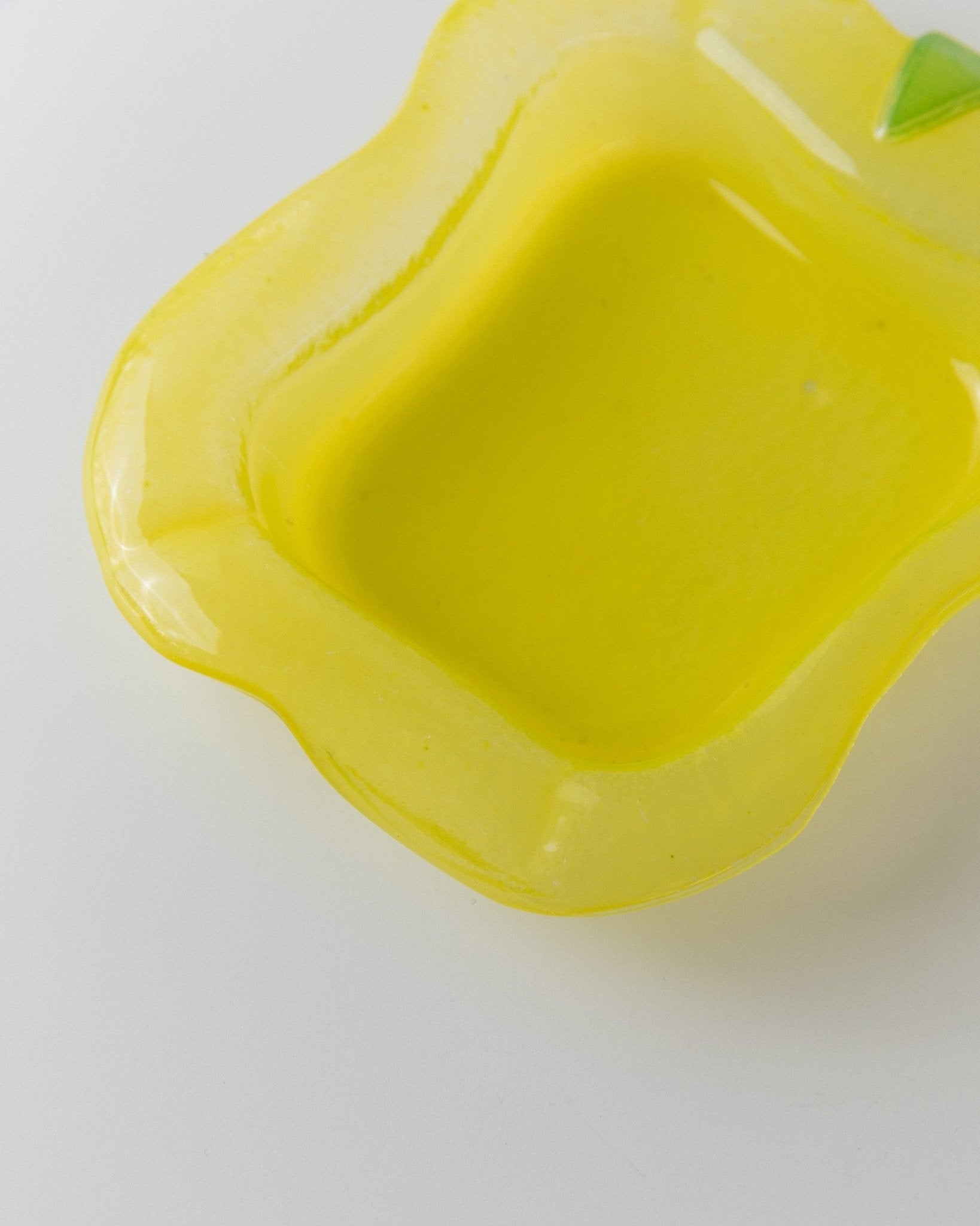 Vintage Murano glass ashtray - bright yellow, lemon motif - design Italy 1980s - gift idea, colourful retro decoration, pop art - Bottega Jacobs
