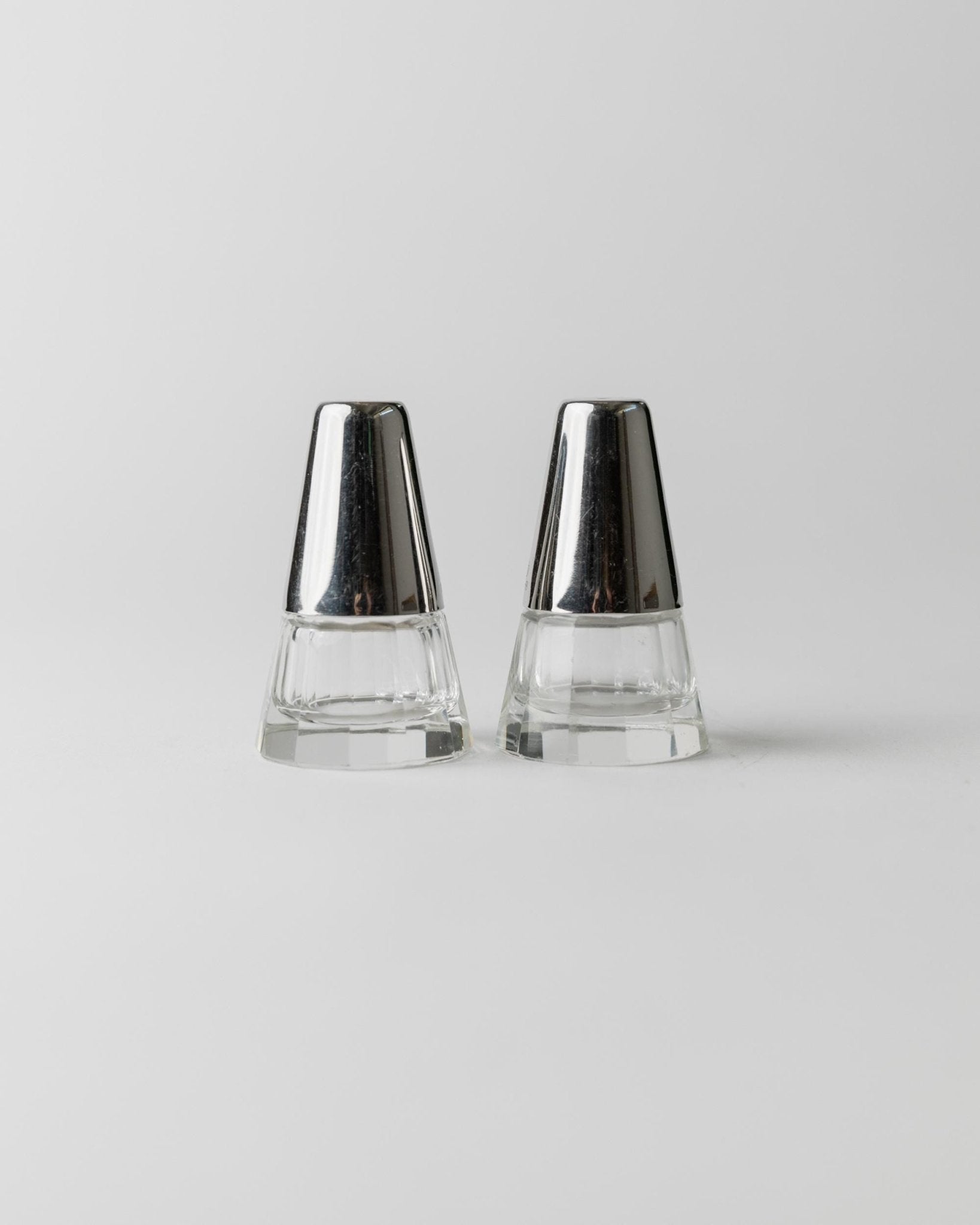 Vintage Salt and Pepper Shakers - Silver - Plated and Glass, Conical Shape - minimal Design Italy 1950s - Elegant Table Decor, Gift Idea_Bottega Jacobs
