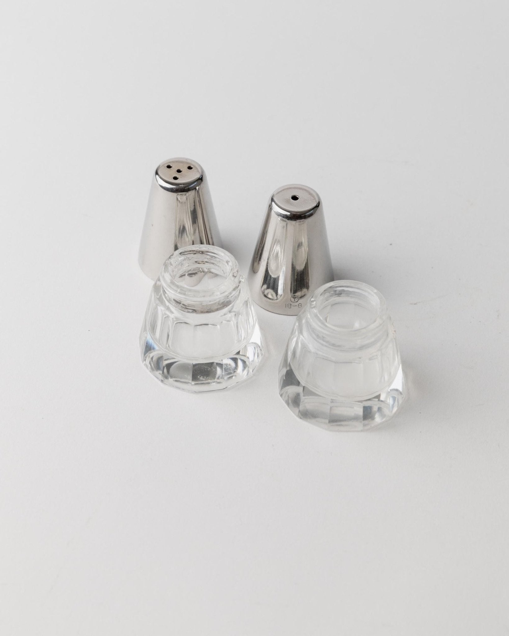 Vintage Salt and Pepper Shakers - Silver - Plated and Glass, Conical Shape - minimal Design Italy 1950s - Elegant Table Decor, Gift Idea_Bottega Jacobs
