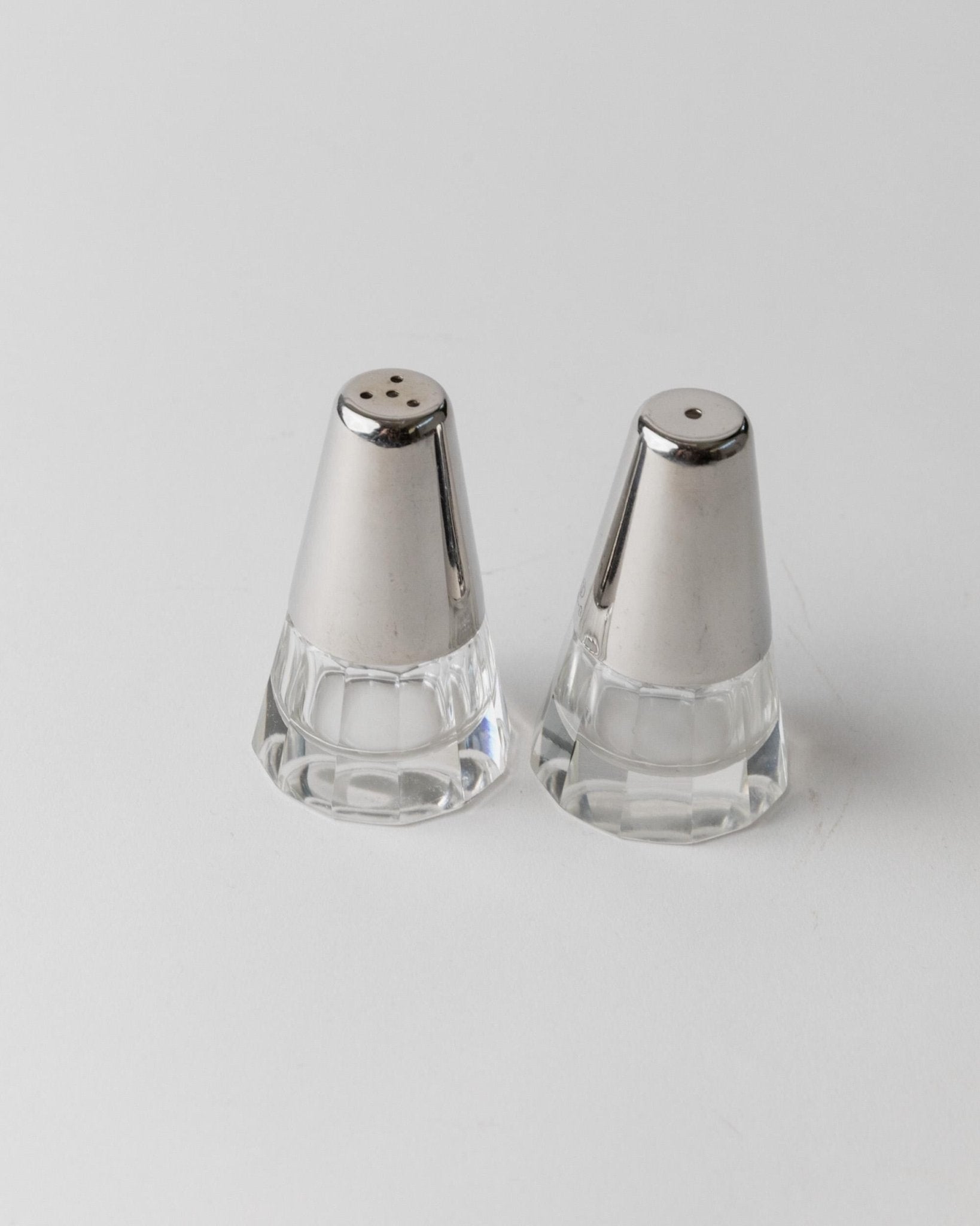 Vintage Salt and Pepper Shakers - Silver - Plated and Glass, Conical Shape - minimal Design Italy 1950s - Elegant Table Decor, Gift Idea_Bottega Jacobs