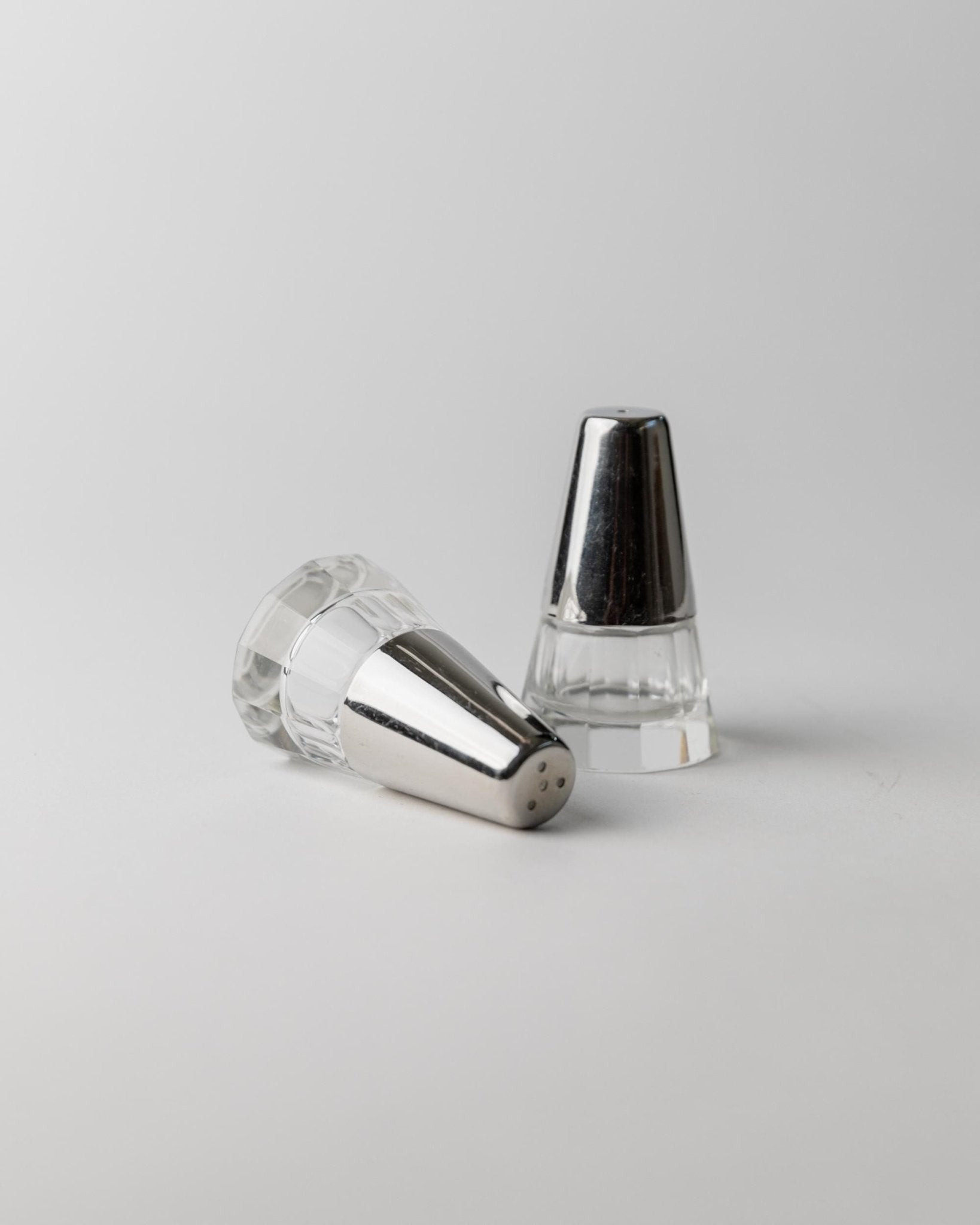 Vintage Salt and Pepper Shakers - Silver - Plated and Glass, Conical Shape - minimal Design Italy 1950s - Elegant Table Decor, Gift Idea_Bottega Jacobs
