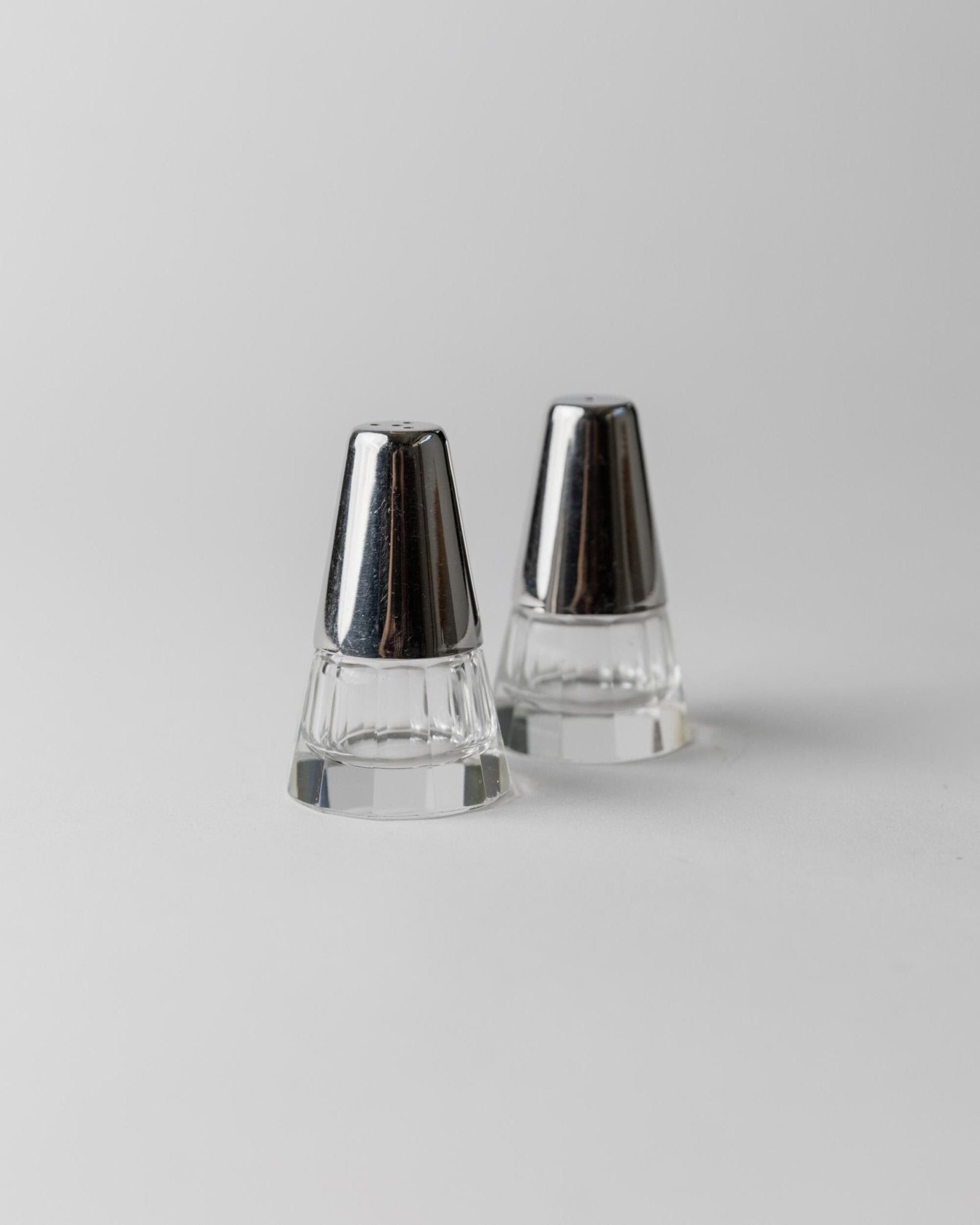 Vintage Salt and Pepper Shakers - Silver - Plated and Glass, Conical Shape - minimal Design Italy 1950s - Elegant Table Decor, Gift Idea_Bottega Jacobs