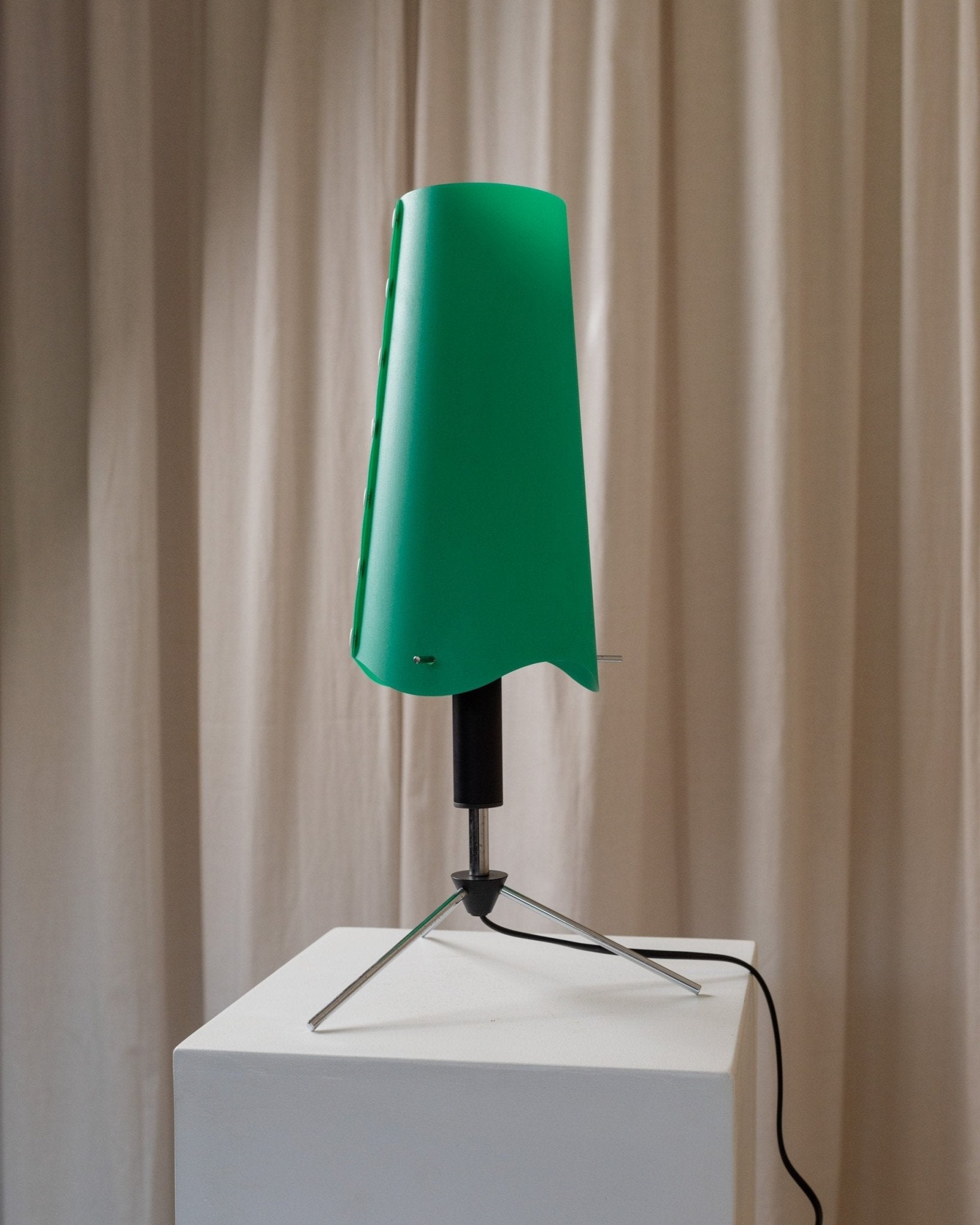 Vintage table lamp 1980s Memphis style Italy, adjustable metal frame in black and chrome, lampshade with knobs - Bottega Jacobs
