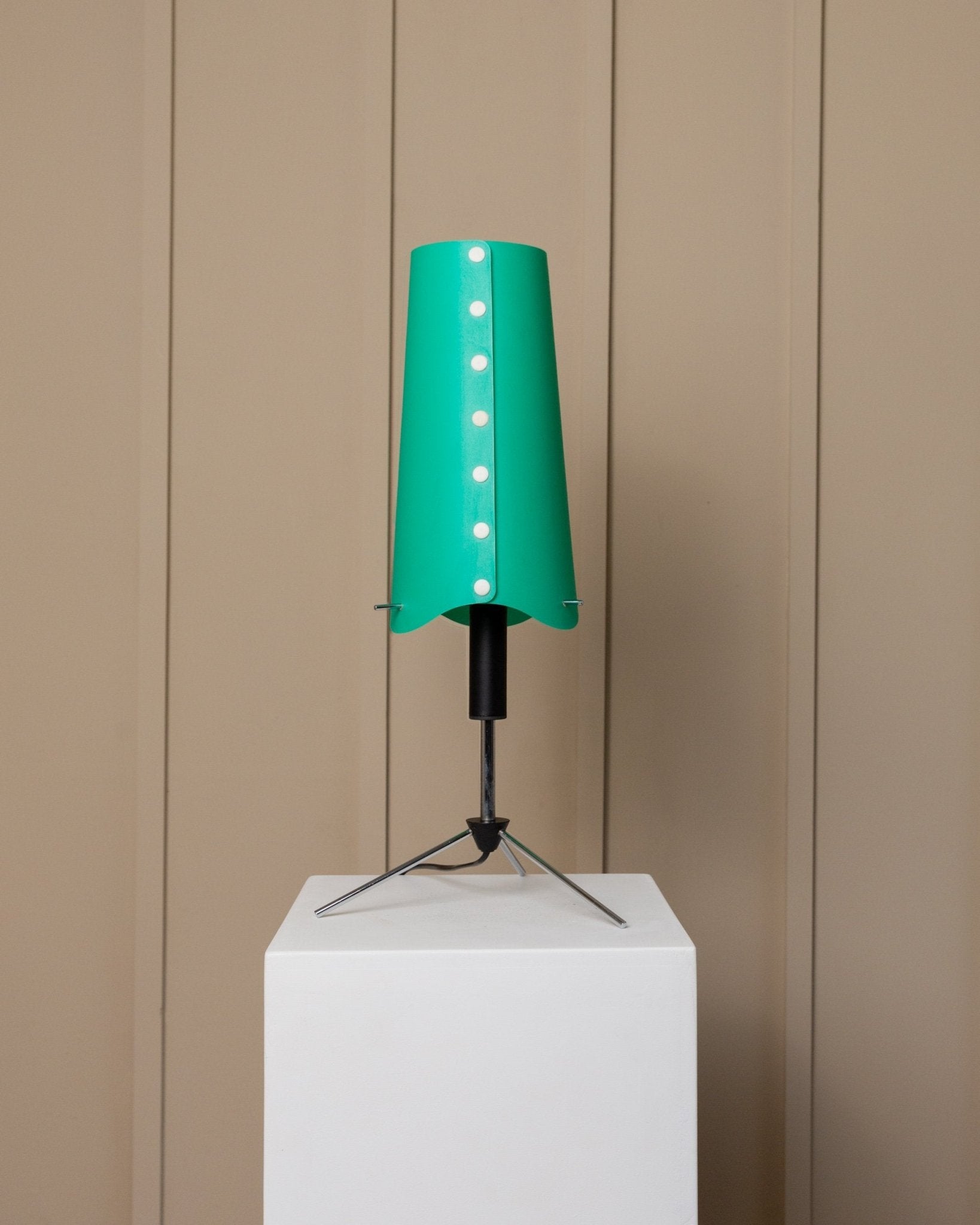 Vintage table lamp 1980s Memphis style Italy, adjustable metal frame in black and chrome, lampshade with knobs - Bottega Jacobs