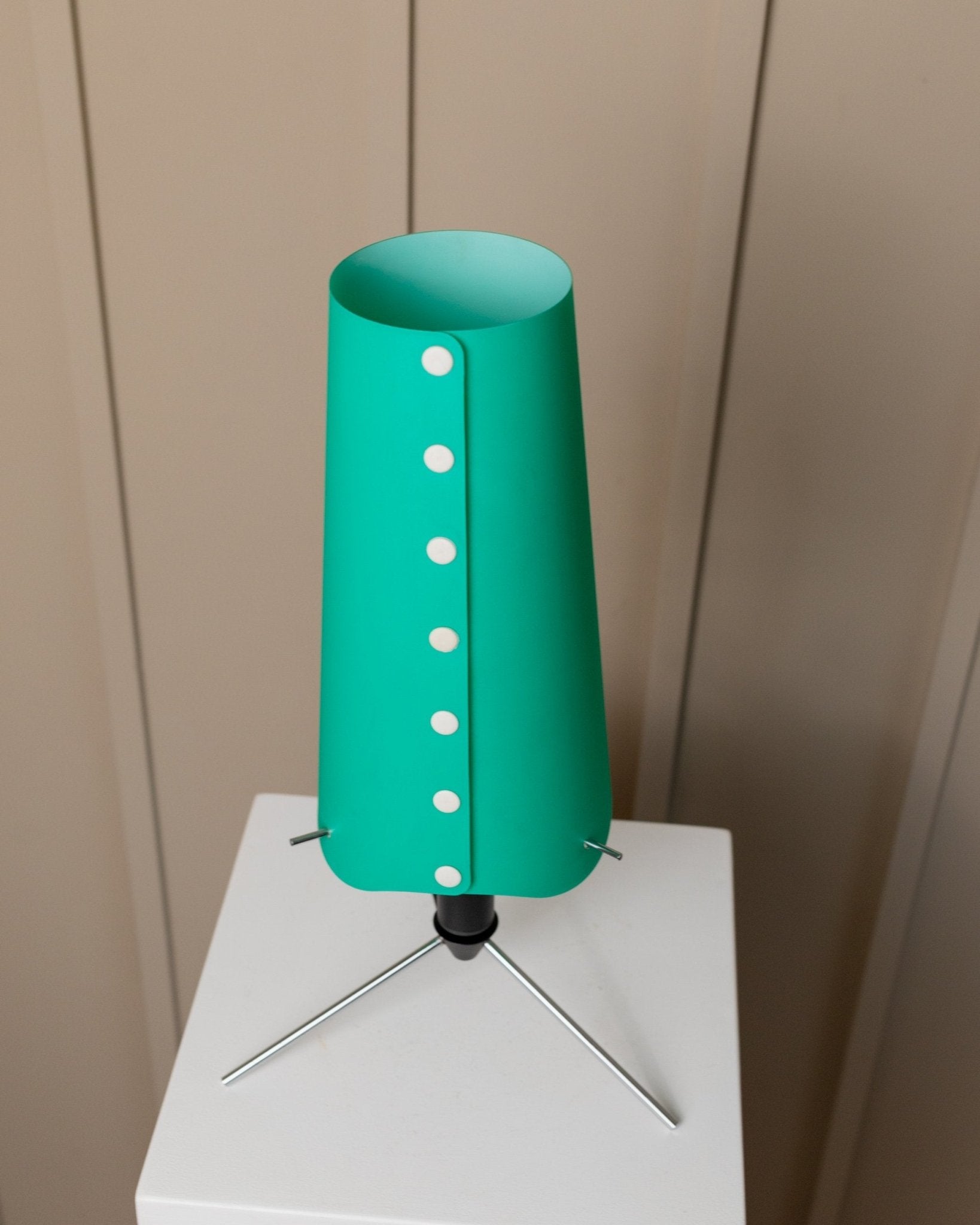 Vintage table lamp 1980s Memphis style Italy, adjustable metal frame in black and chrome, lampshade with knobs - Bottega Jacobs