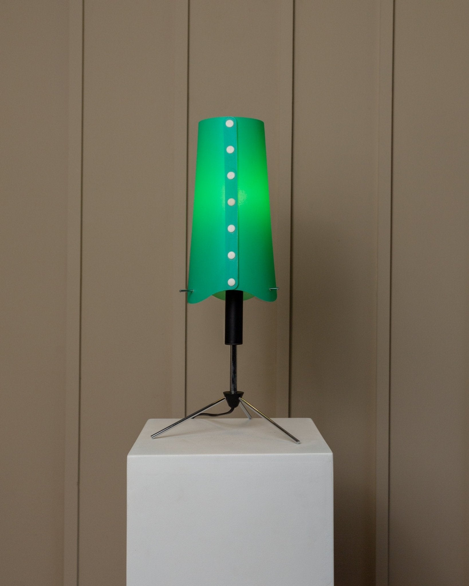 Vintage table lamp 1980s Memphis style Italy, adjustable metal frame in black and chrome, lampshade with knobs - Bottega Jacobs