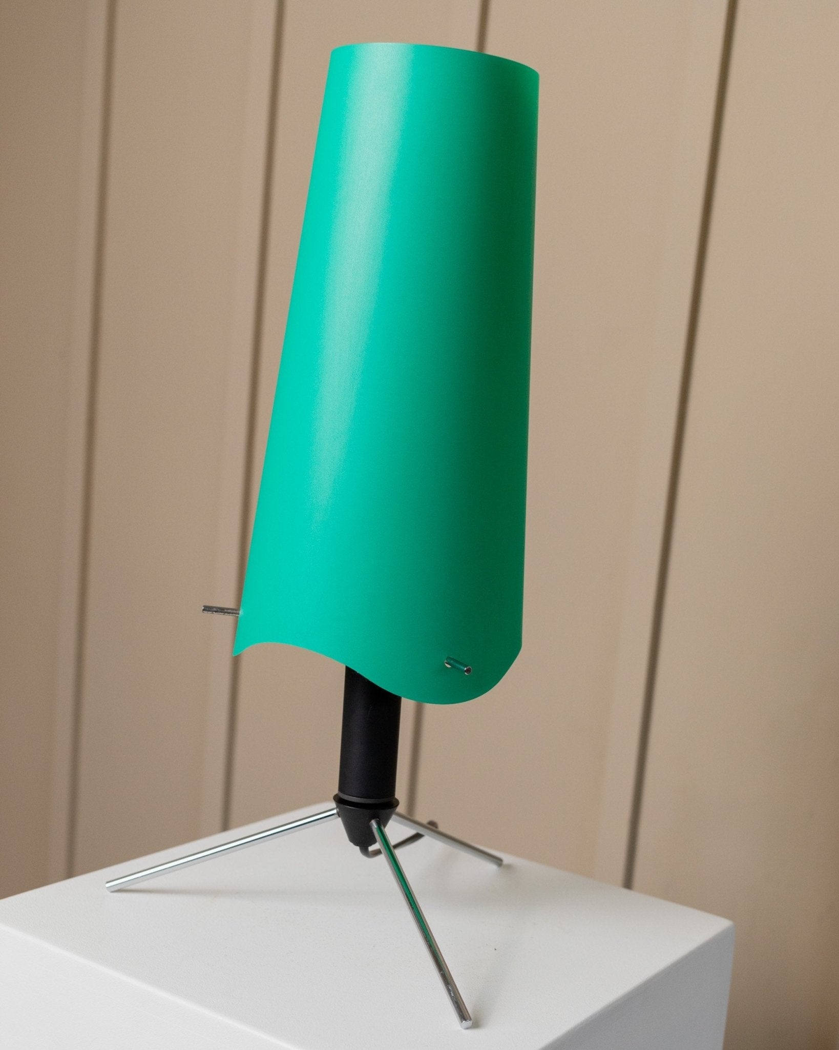 Vintage table lamp 1980s Memphis style Italy, adjustable metal frame in black and chrome, lampshade with knobs - Bottega Jacobs