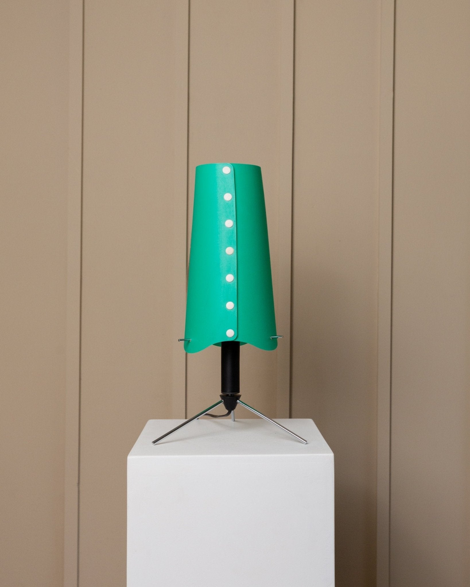 Vintage table lamp 1980s Memphis style Italy, adjustable metal frame in black and chrome, lampshade with knobs - Bottega Jacobs