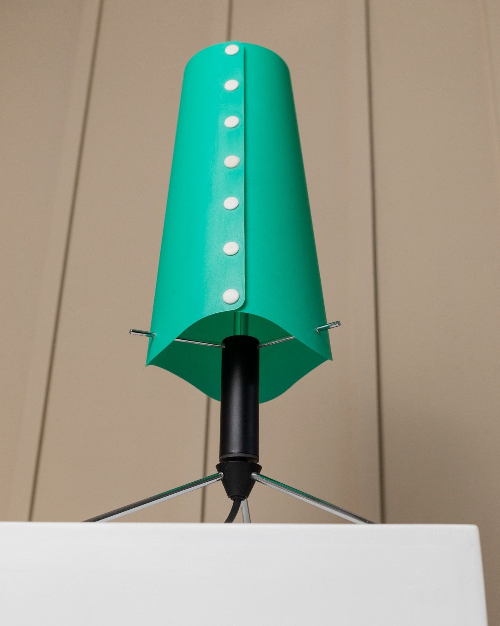 Vintage table lamp 1980s Memphis style Italy, adjustable metal frame in black and chrome, lampshade with knobs - Bottega Jacobs