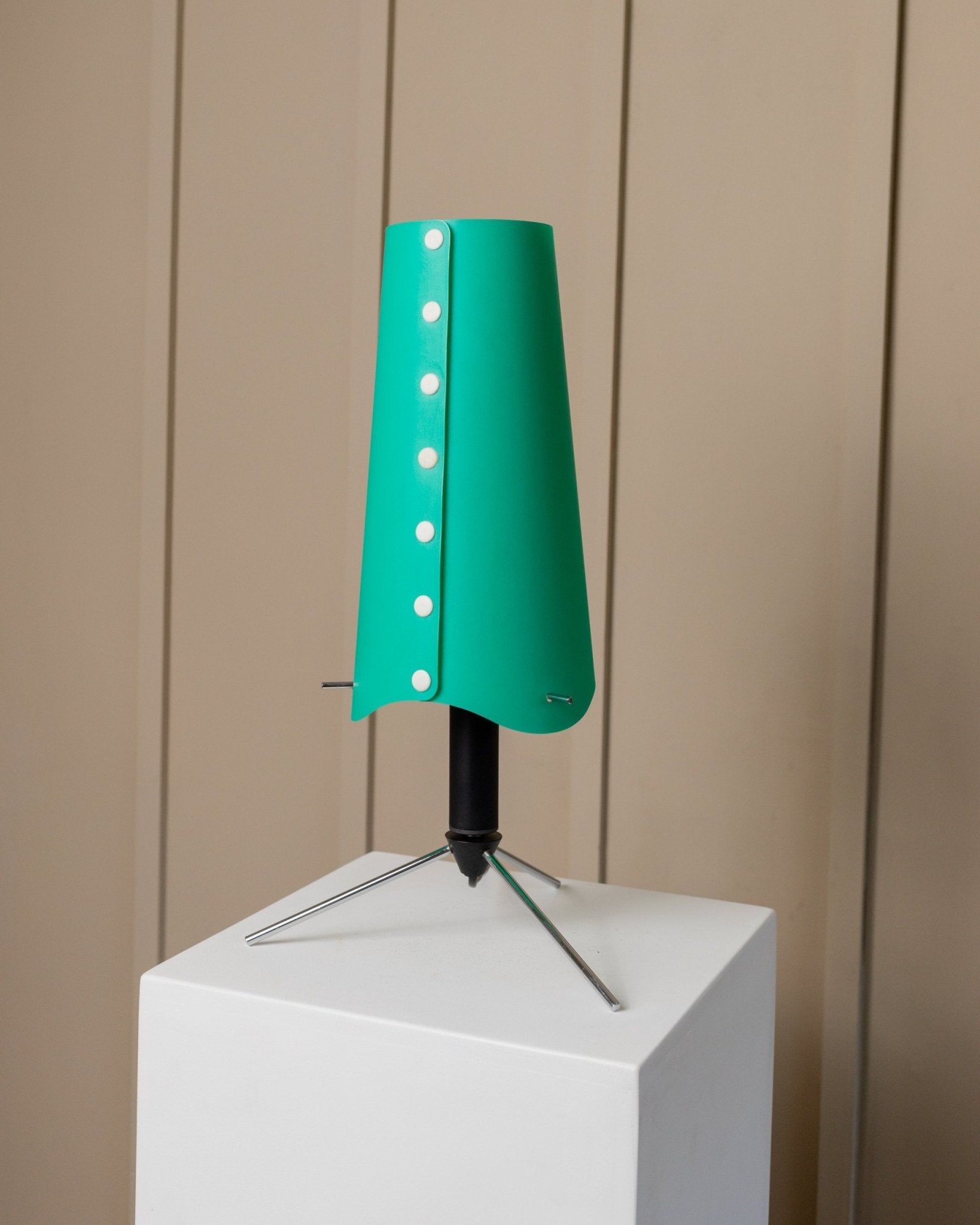 Vintage table lamp 1980s Memphis style Italy, adjustable metal frame in black and chrome, lampshade with knobs - Bottega Jacobs