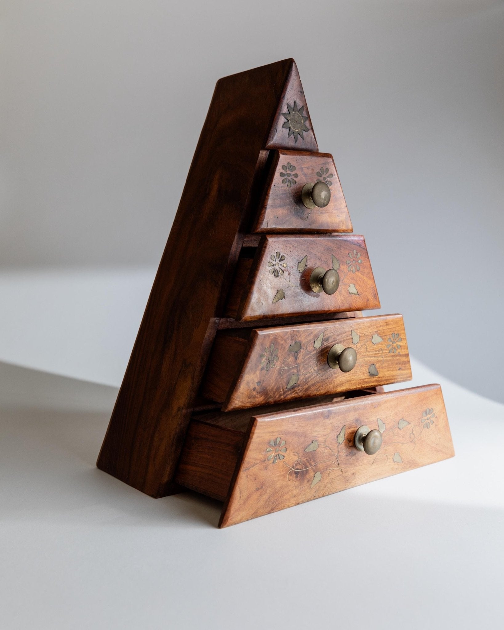 Vintage Wooden Jewelry Pyramide Chest - 4 Drawers with Metal Inlays - Ethnic Style Italy 1970s - Gift Idea Elegant, Retro Storage Decoration_Bottega Jacobs
