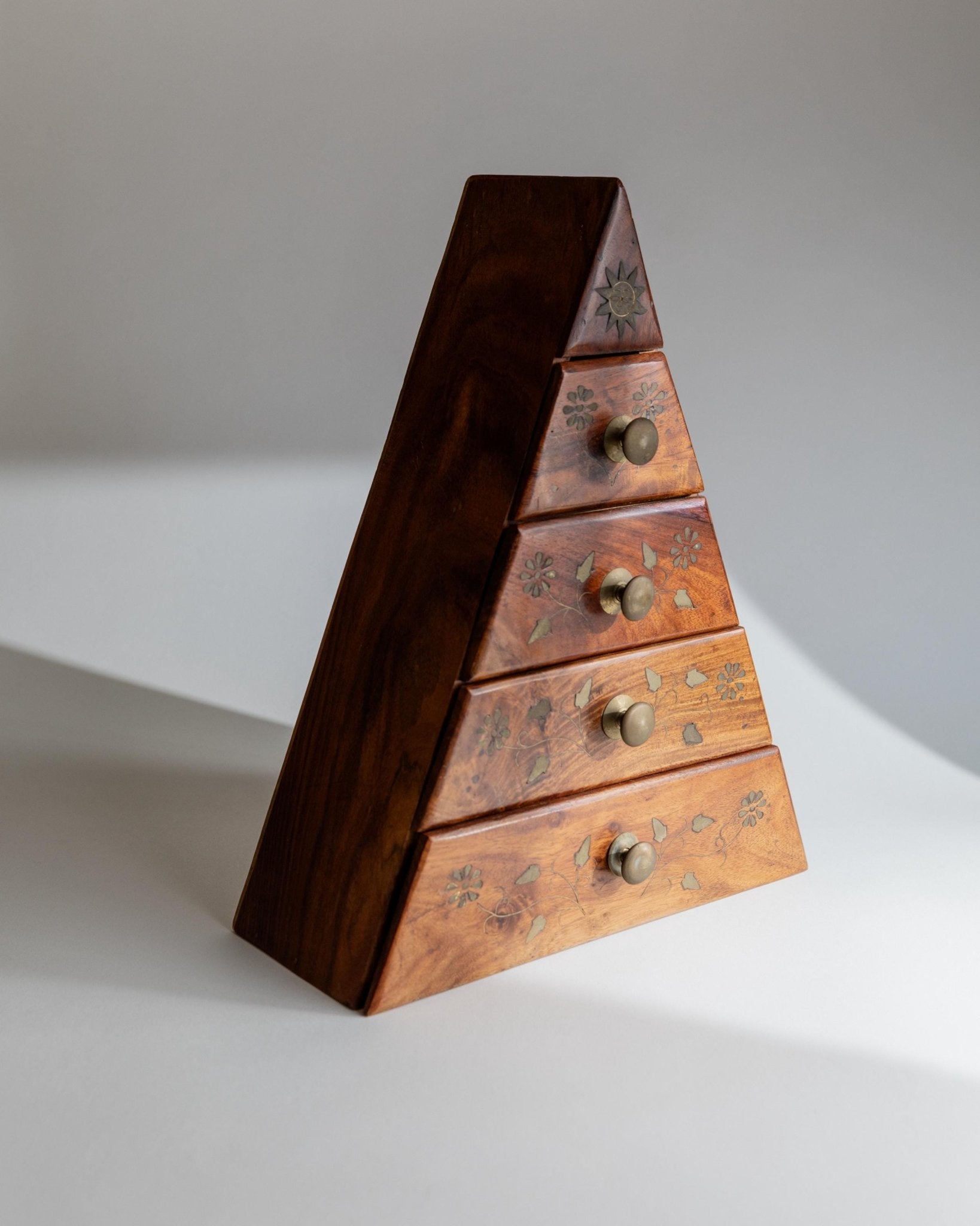 Vintage Wooden Jewelry Pyramide Chest - 4 Drawers with Metal Inlays - Ethnic Style Italy 1970s - Gift Idea Elegant, Retro Storage Decoration_Bottega Jacobs