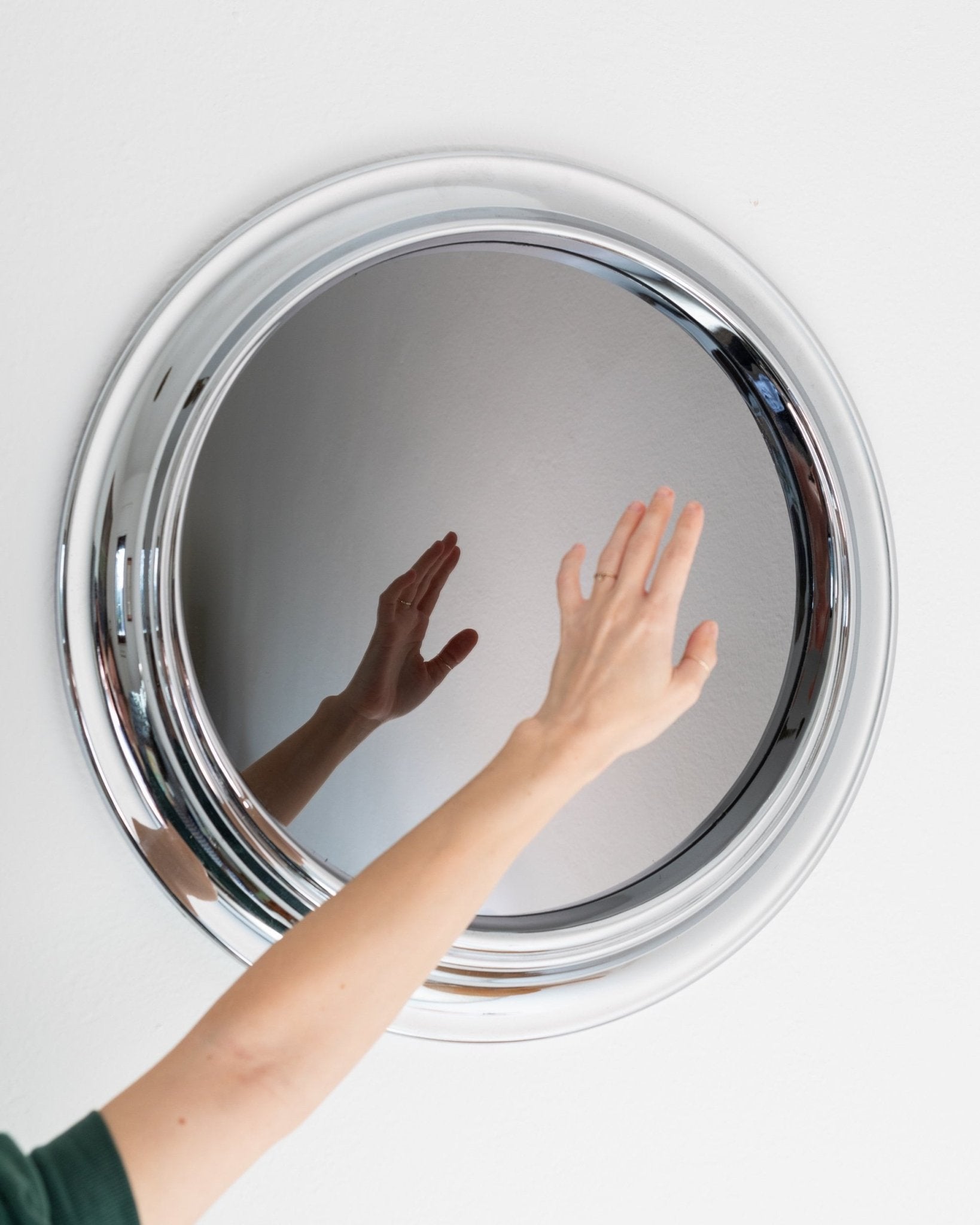 XL Chrome plated vintage wall mirror - Round mirror with smoked glass - Space Age Design - Italy 1960s - Bottega Jacobs
