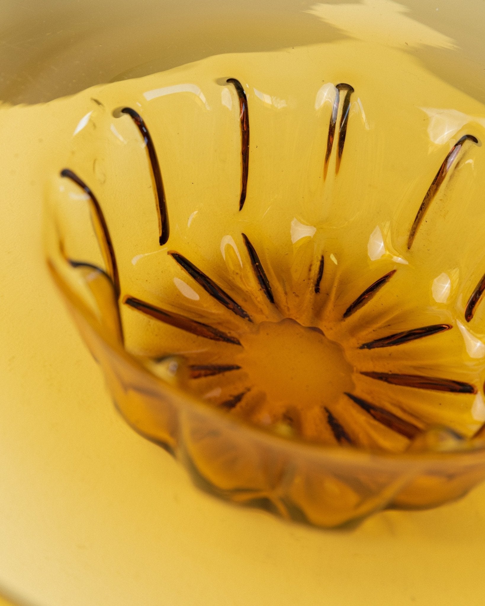 XL Vintage Murano glass bowl - Amber coloured with ribbed pattern - Italy 1920s - Decorative fruit bowl, colourful glassware, elegant gift idea - Bottega Jacobs