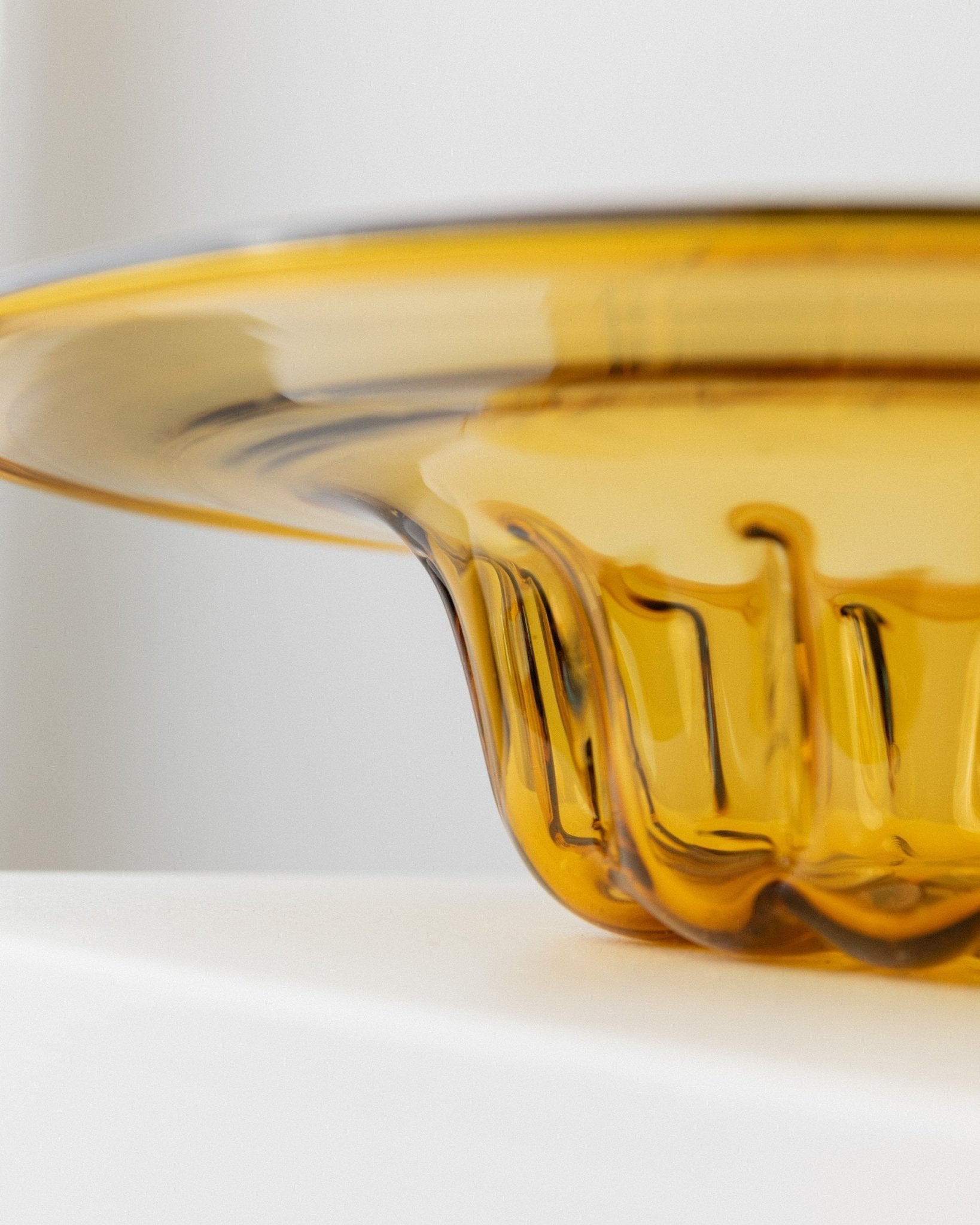 XL Vintage Murano glass bowl - Amber coloured with ribbed pattern - Italy 1920s - Decorative fruit bowl, colourful glassware, elegant gift idea - Bottega Jacobs