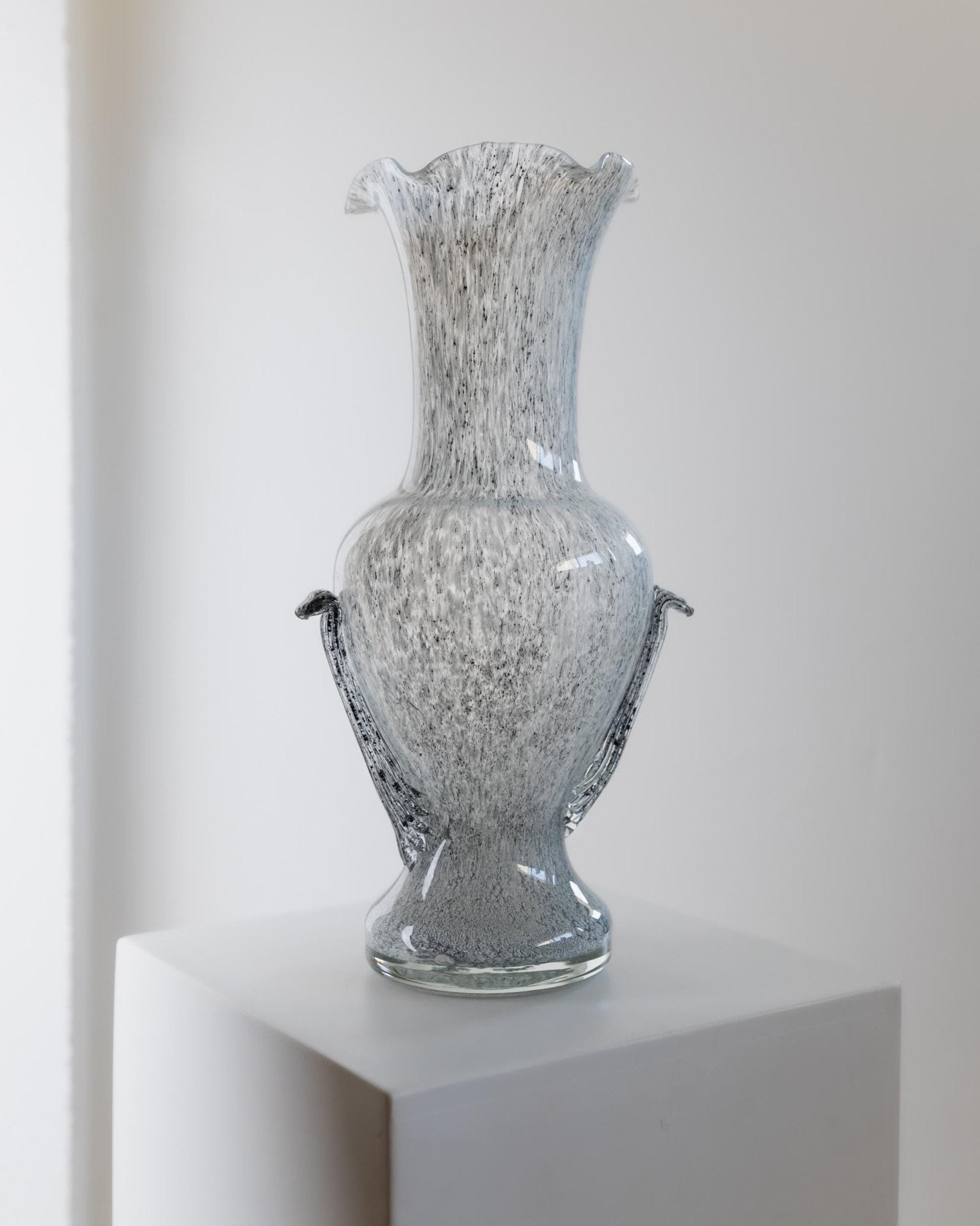 XL Vintage Murano Glass Vase - Black, White Glass with Detailed Handles, Ruffled Edge - Italy 1960s - Amphora, Decorative Vase, Elegant Gift_Bottega Jacobs