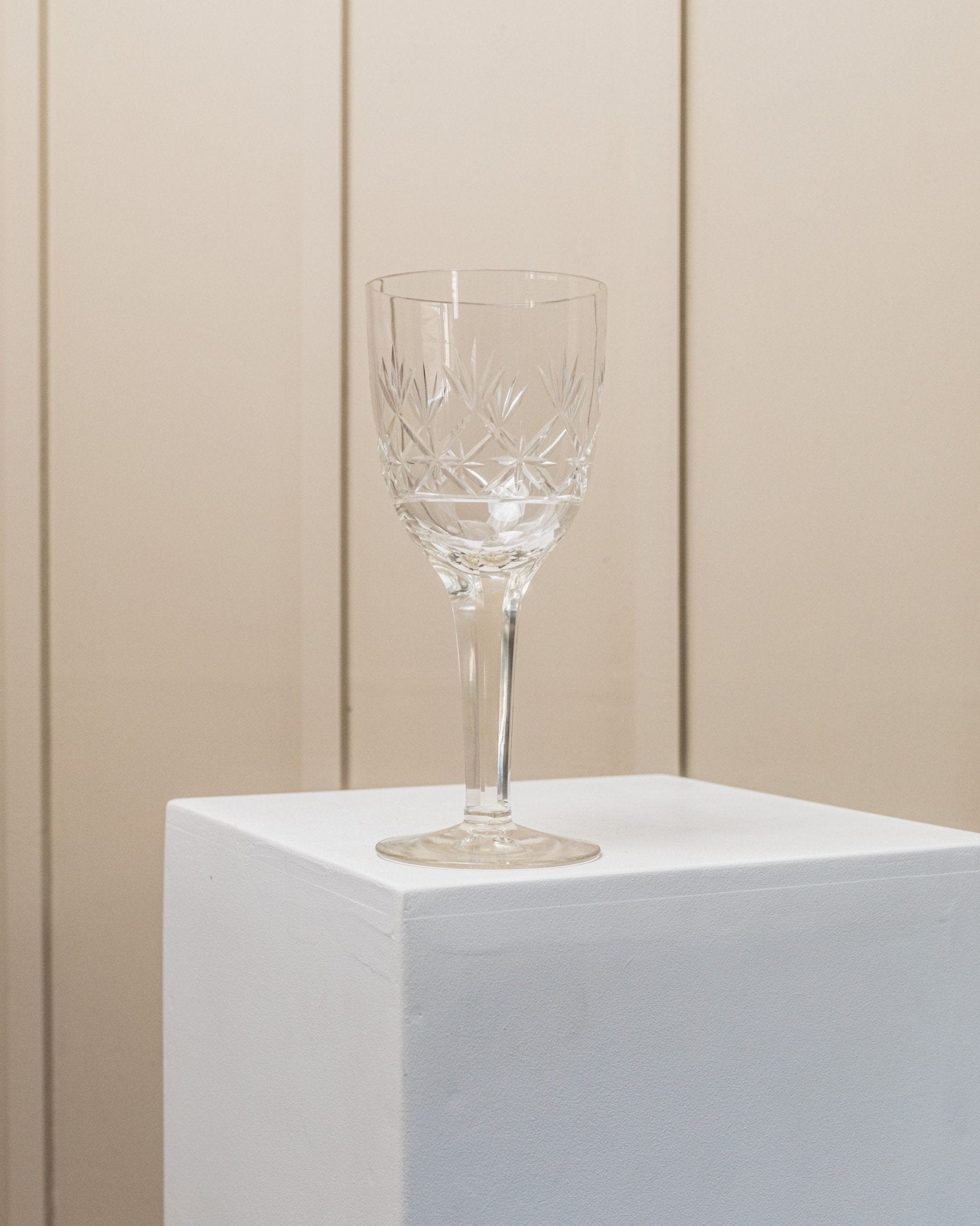 XL Vintage Saint Louis wine glass made of crystal glass - Faceted stem, great details - France 1930s - Bottega Jacobs