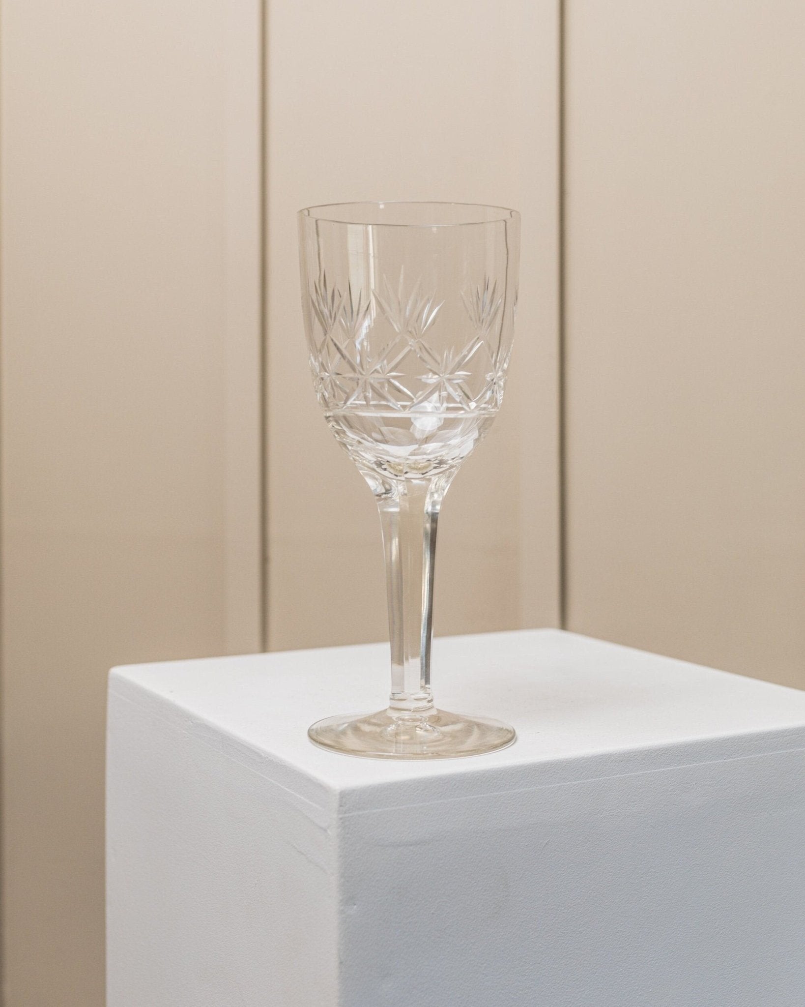 XL Vintage Saint Louis wine glass made of crystal glass - Faceted stem, great details - France 1930s - Bottega Jacobs