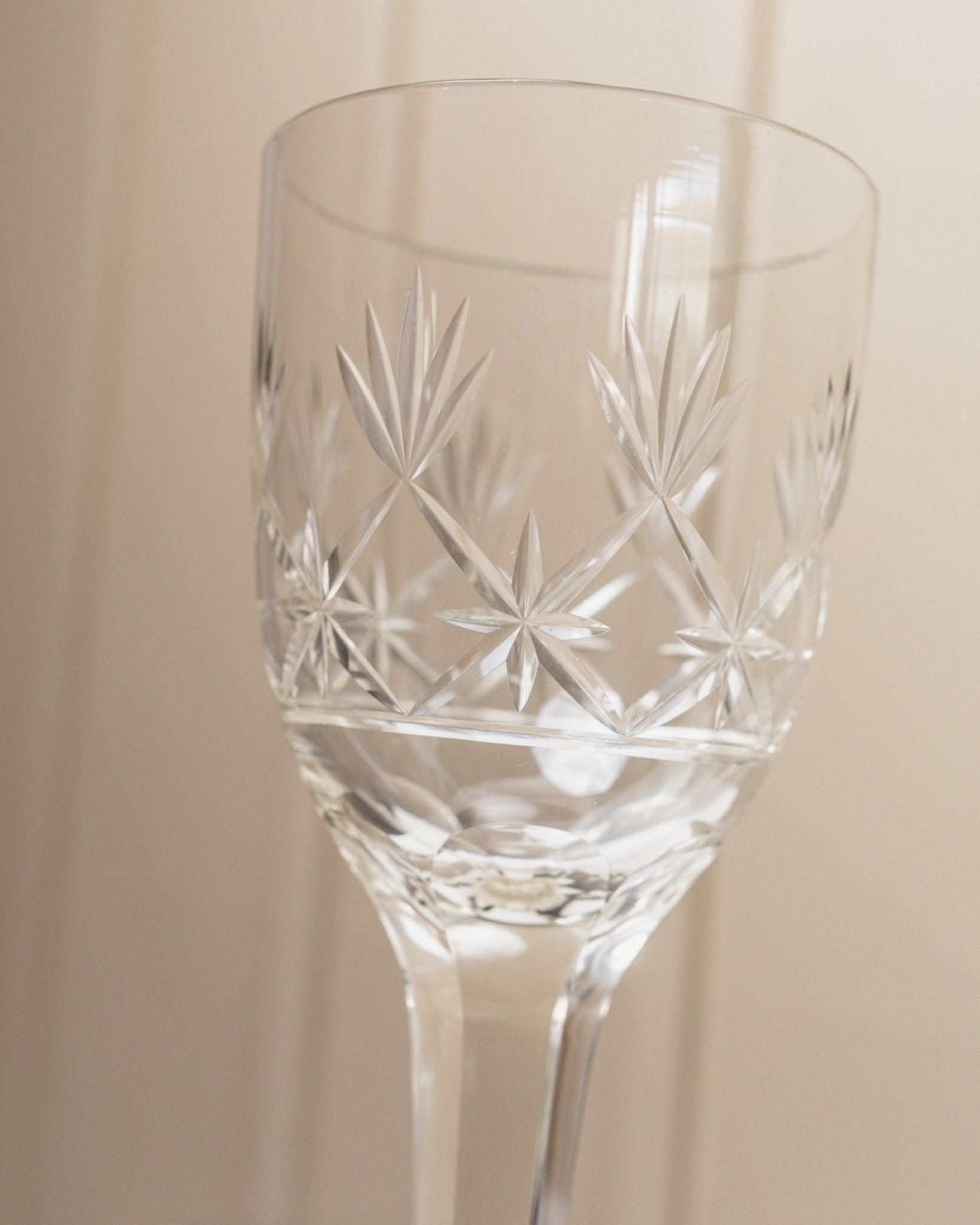 XL Vintage Saint Louis wine glass made of crystal glass - Faceted stem, great details - France 1930s - Bottega Jacobs
