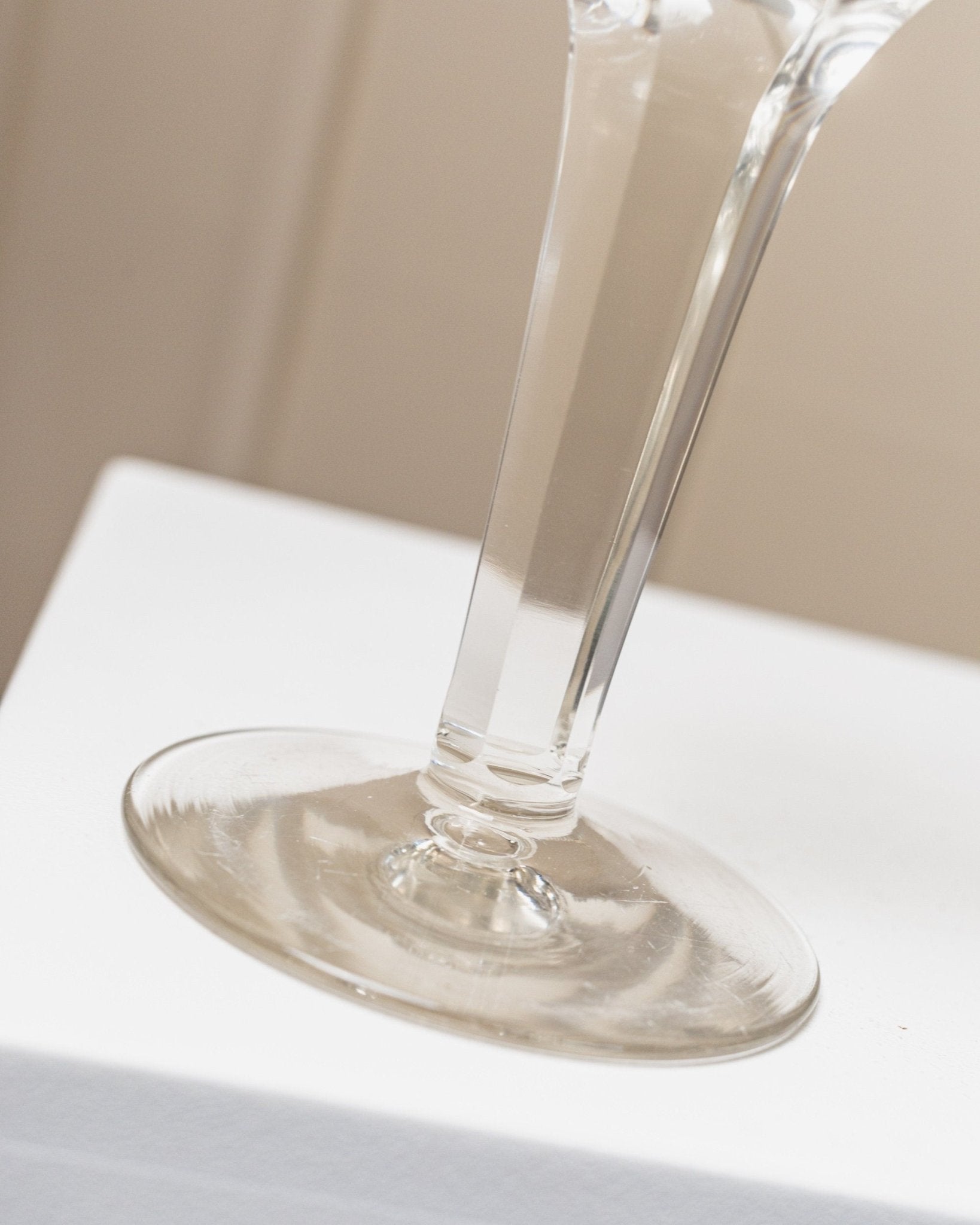 XL Vintage Saint Louis wine glass made of crystal glass - Faceted stem, great details - France 1930s - Bottega Jacobs