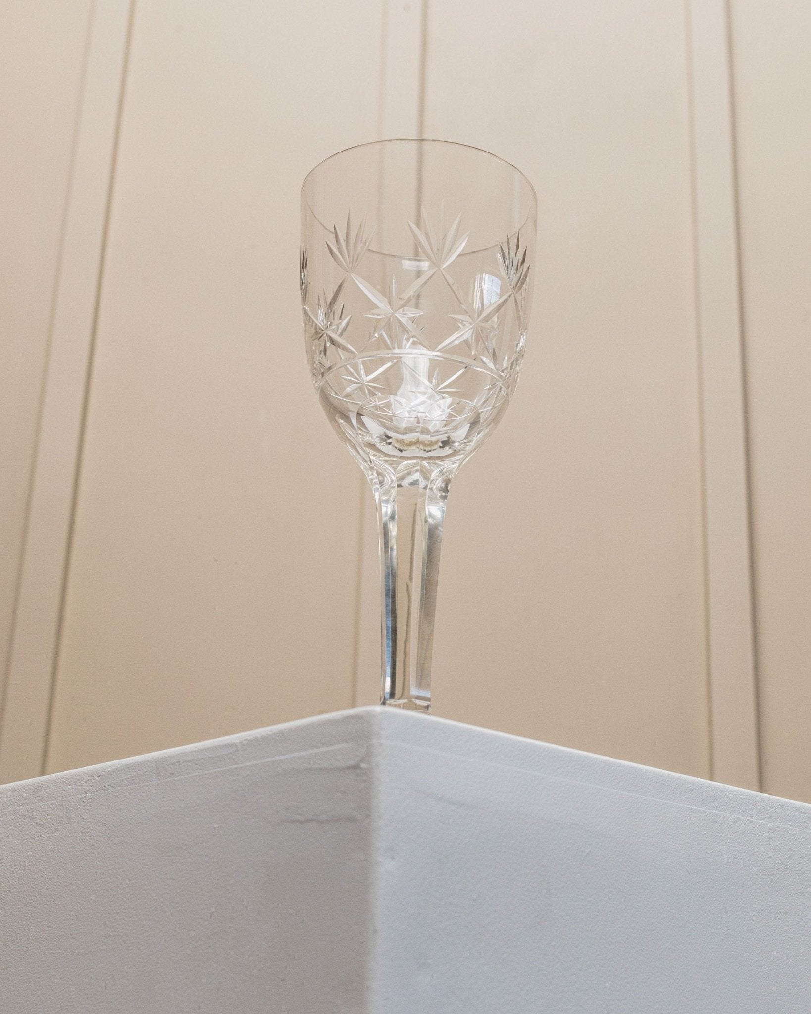 XL Vintage Saint Louis wine glass made of crystal glass - Faceted stem, great details - France 1930s - Bottega Jacobs