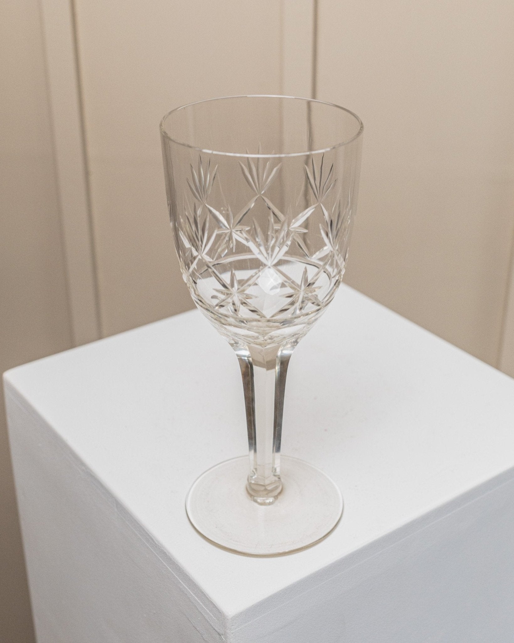 XL Vintage Saint Louis wine glass made of crystal glass - Faceted stem, great details - France 1930s - Bottega Jacobs