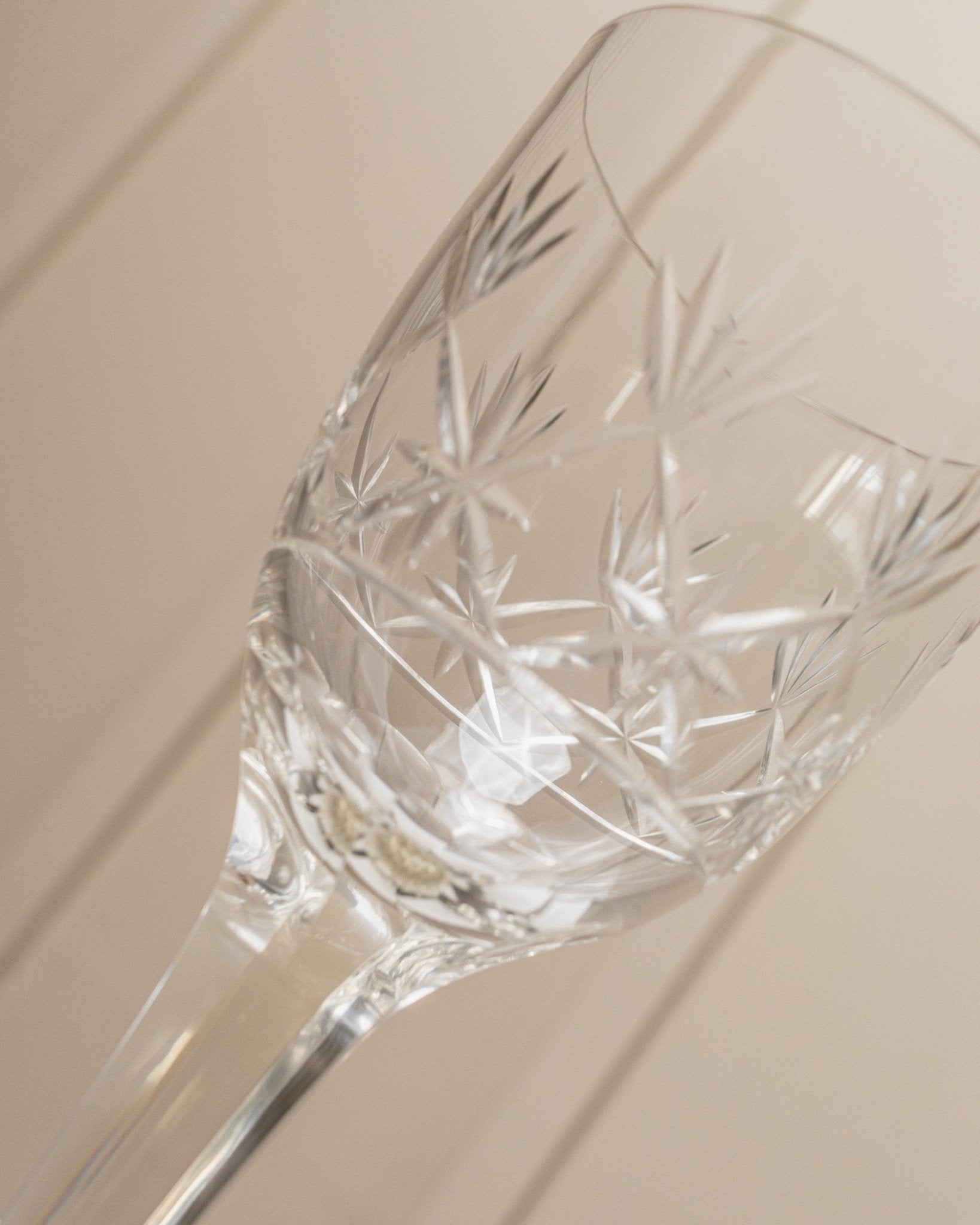 XL Vintage Saint Louis wine glass made of crystal glass - Faceted stem, great details - France 1930s - Bottega Jacobs