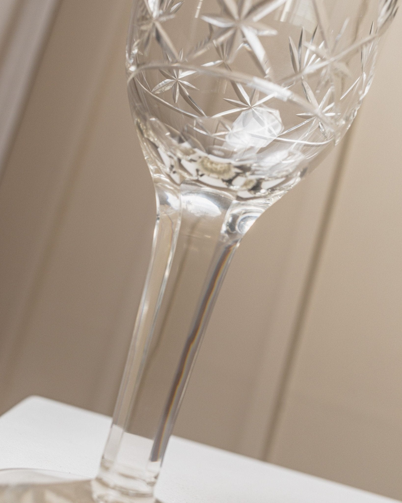 XL Vintage Saint Louis wine glass made of crystal glass - Faceted stem, great details - France 1930s - Bottega Jacobs