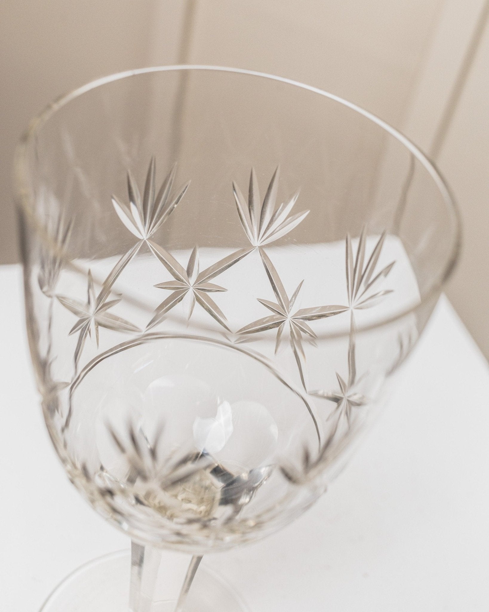 XL Vintage Saint Louis wine glass made of crystal glass - Faceted stem, great details - France 1930s - Bottega Jacobs